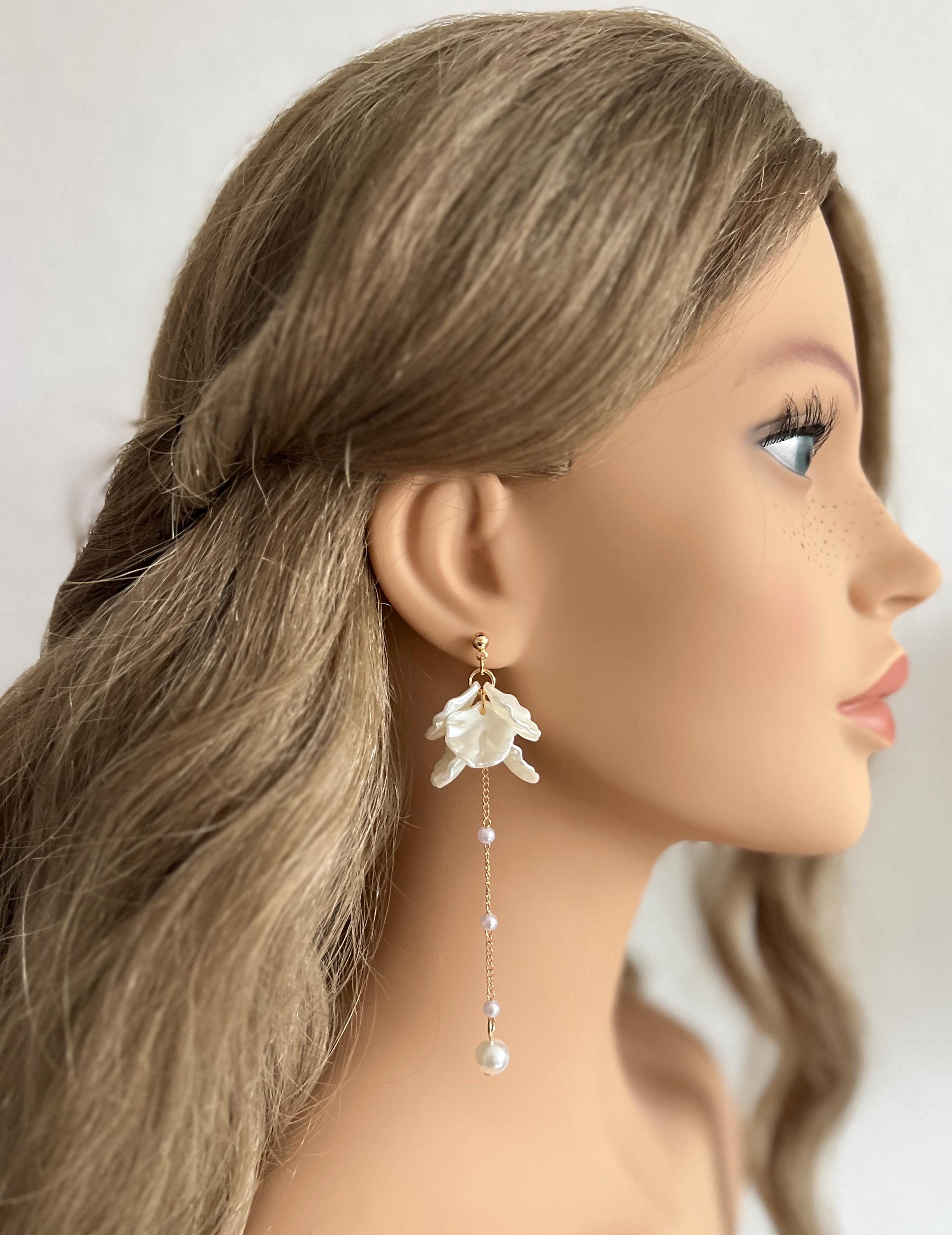 Brautohrringe, gold und weiß, Blätter, Perlmuttoptik, weiße Perlen, lange Hängeohrringe, Brautschmuck, Ohrstecker, moderne Brautohrringe Standesamt, Schmuck Hochzeit