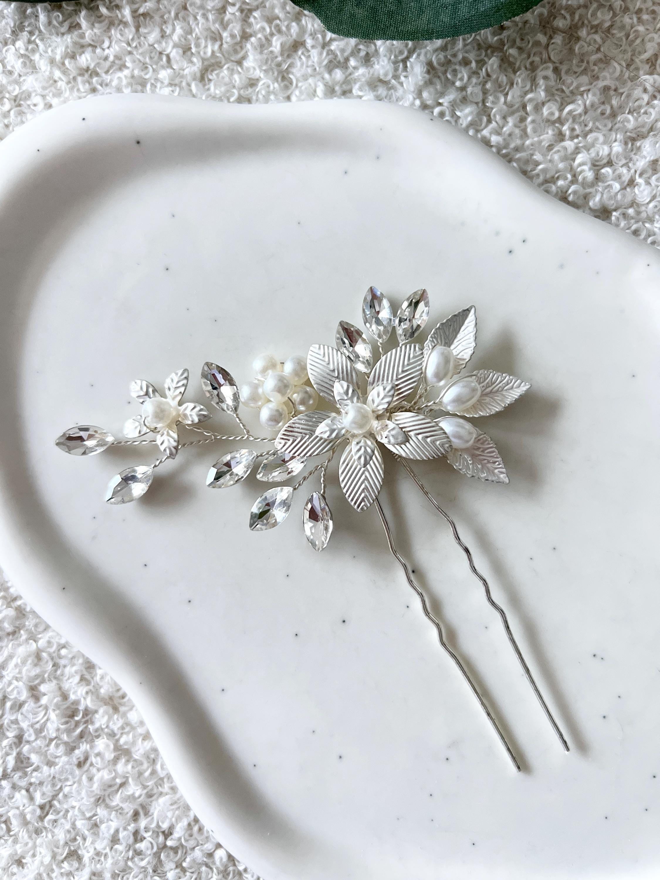 Haarnadel, Silber, glänzende Strass Steine, Perlenschmuck, weiße Perlen, Blumen und Blätter, Haarspange, Brautschmuck, Brautfrisur Standesamt, silberner Haarschmuck