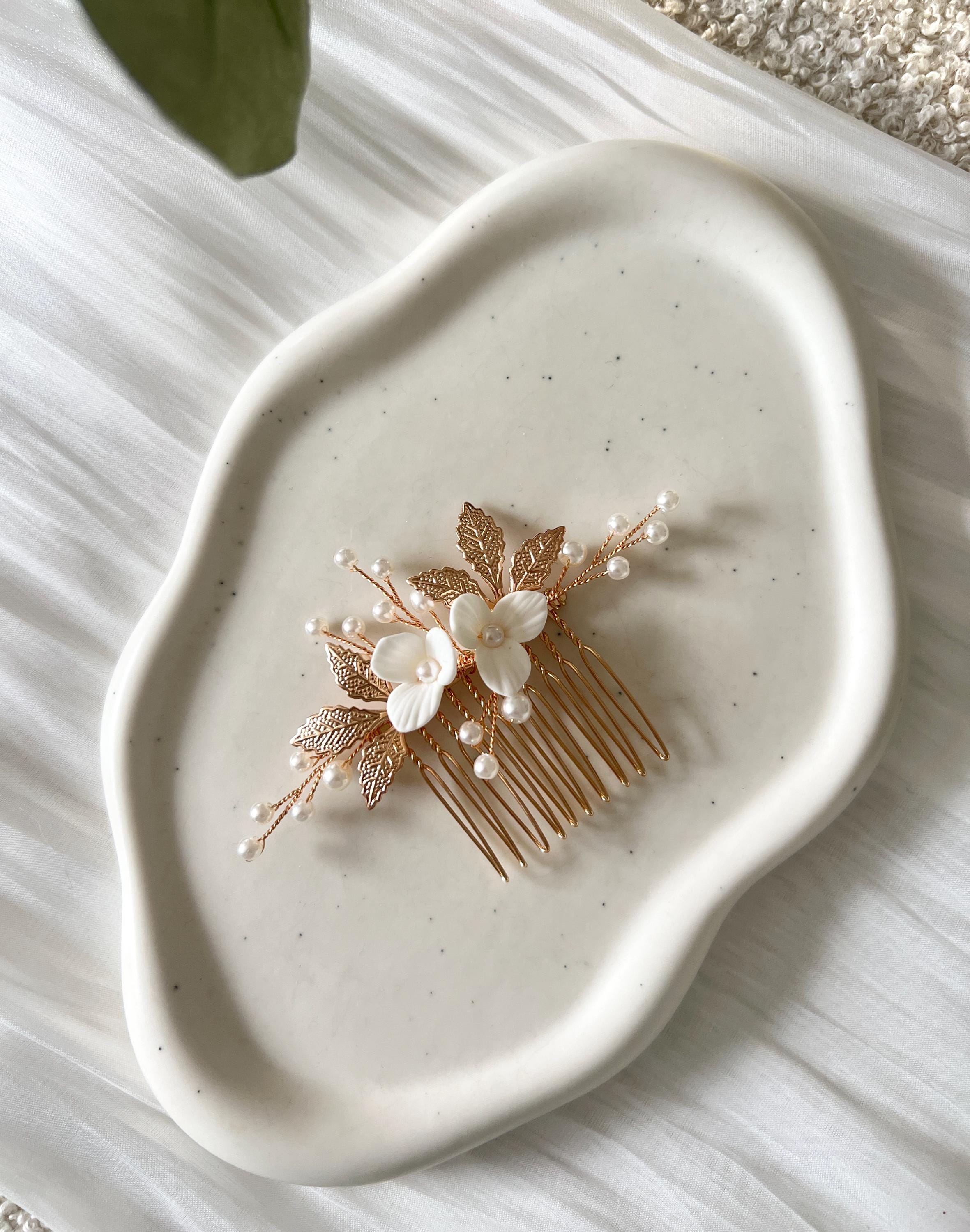 Haarschmuck mit weißen Blüten, warmes Gold, Roségold, Perlen, Braut, Haarkamm, Brautschmuck, Trauzeugin, Brautjungfer, Schmuck Hochzeit, feiner Perlenschmuck