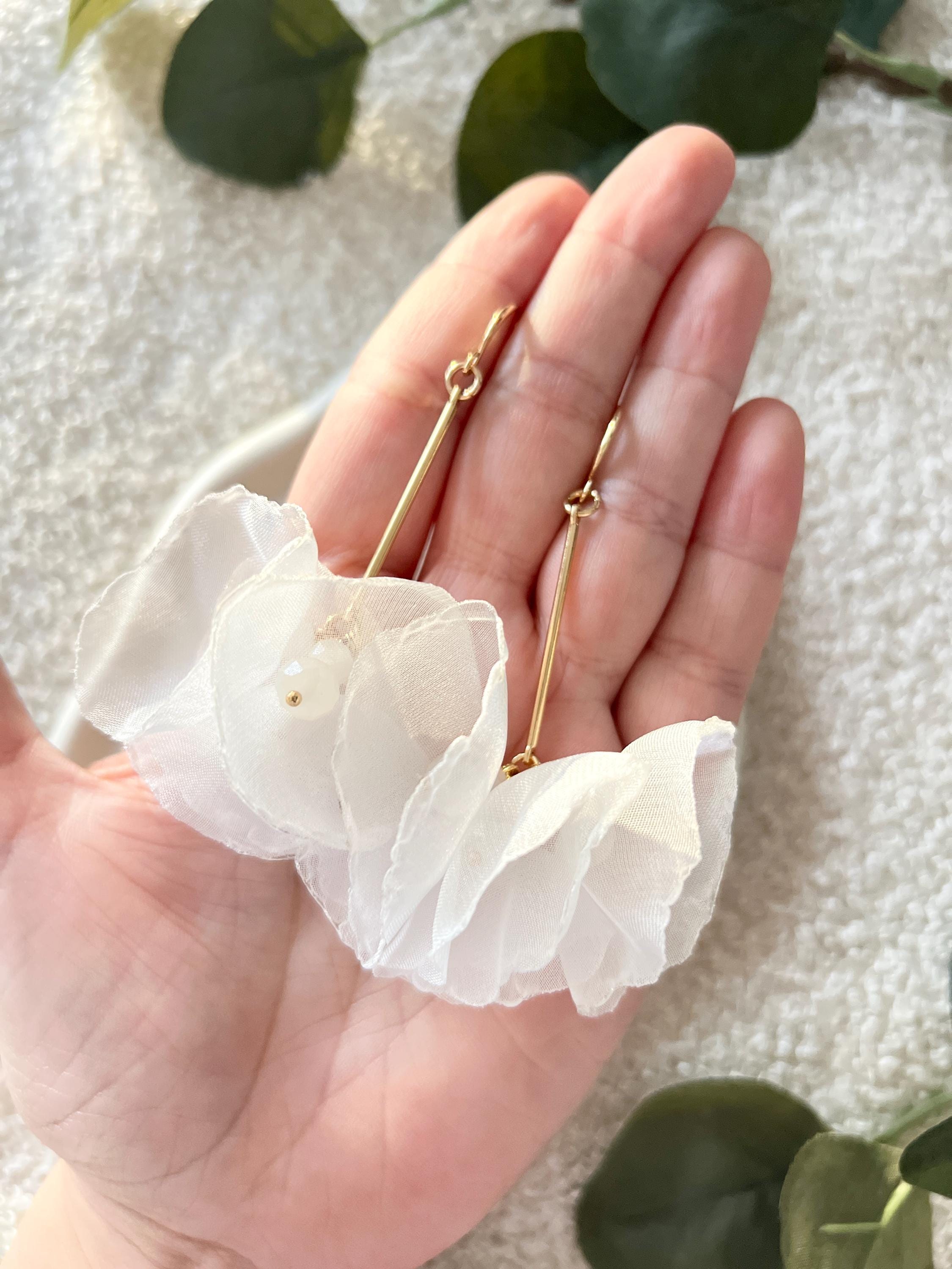 Moderne Ohrringe, Brautohrringe, Gold, weiße Blüten, glänzende Perlen, Perlenschmuck, Stoff, Hängeohrringe, Brautschmuck, Schmuck Hochzeit, Perlenohrringe