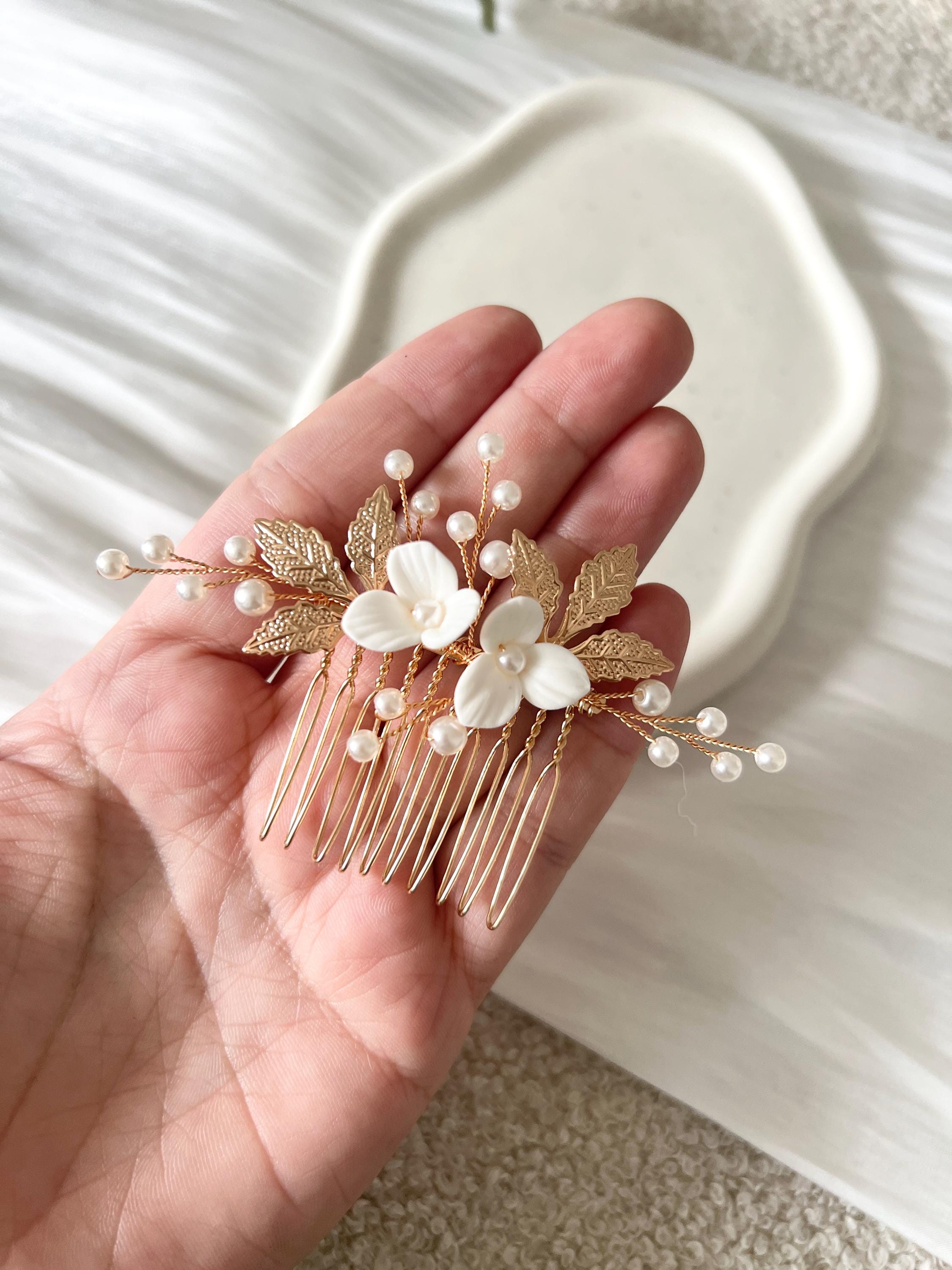 Haarschmuck mit weißen Blüten, warmes Gold, Roségold, Perlen, Braut, Haarkamm, Brautschmuck, Trauzeugin, Brautjungfer, Schmuck Hochzeit, feiner Perlenschmuck