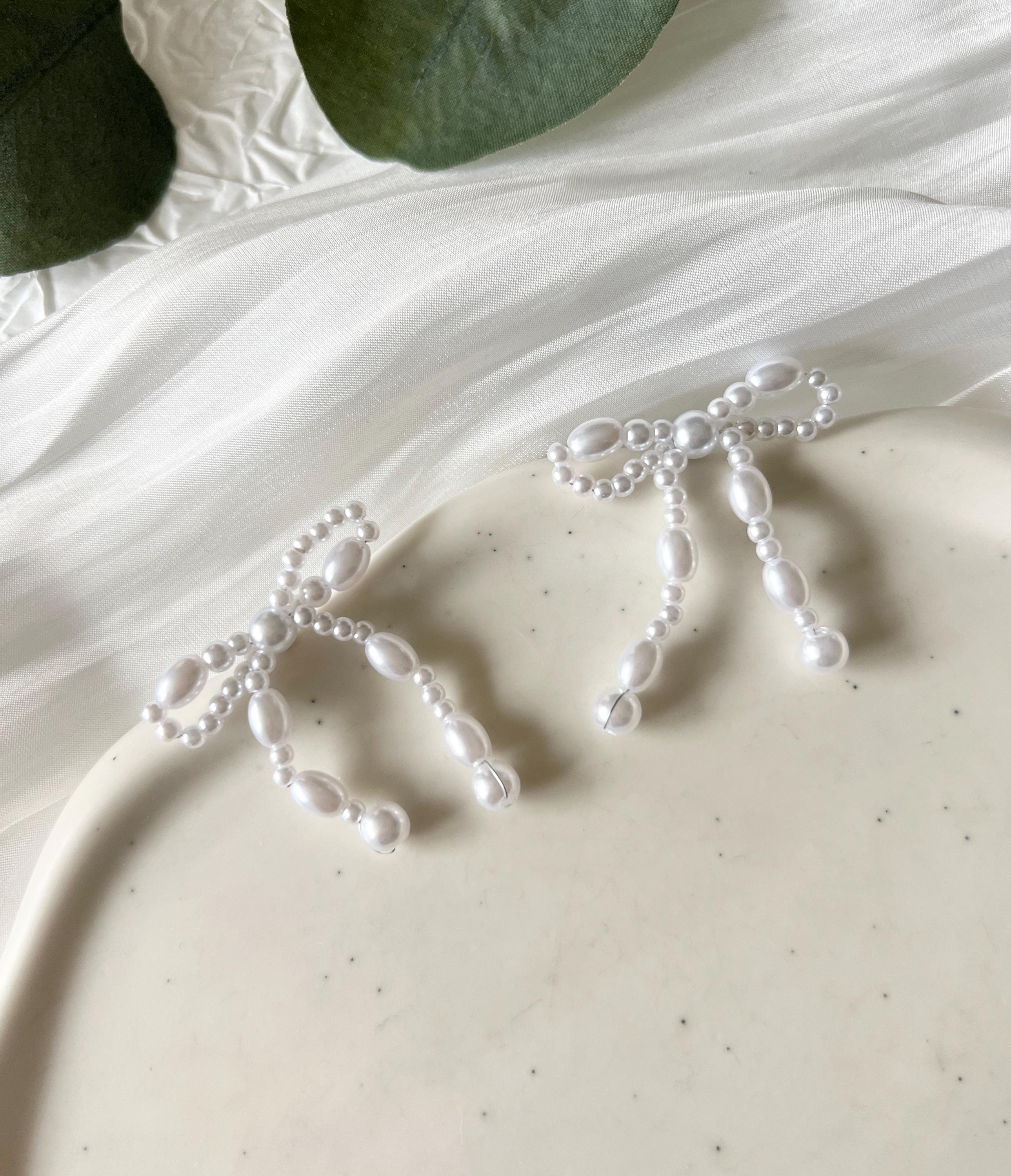 Brautohrringe, weiße Perlen, Schleifenform, moderne Ohrstecker, Standesamtlook, Ohrringe, Schmuck Hochzeit