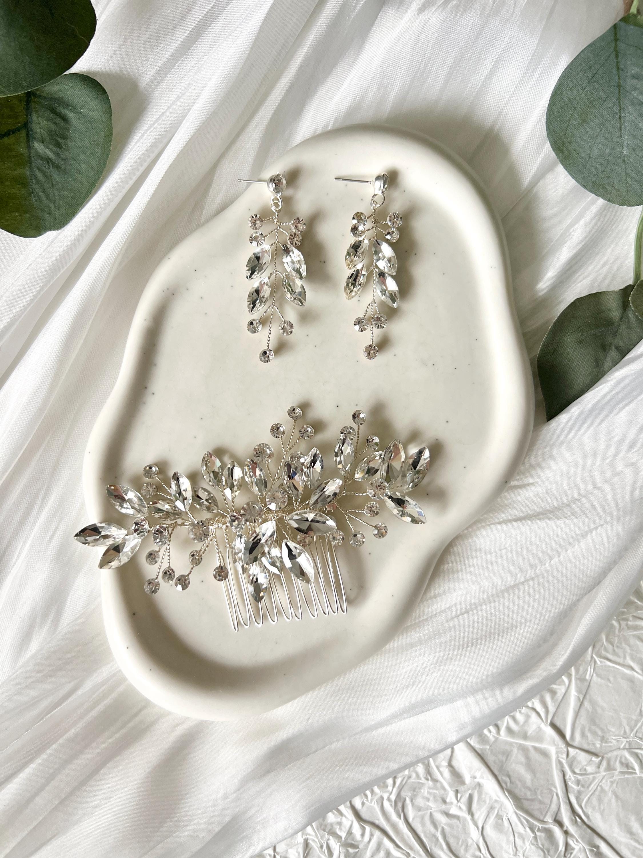 Schmuckset, Brautschmuck, Silber, Strass-Steine, Haarkamm, Ohrringe, glänzende Hängeohrringe, funkelnde Brautohrringe, Haarschmuck Braut, Schmuck Hochzeit standesamtliche Trauung, modern, Brautfrisur