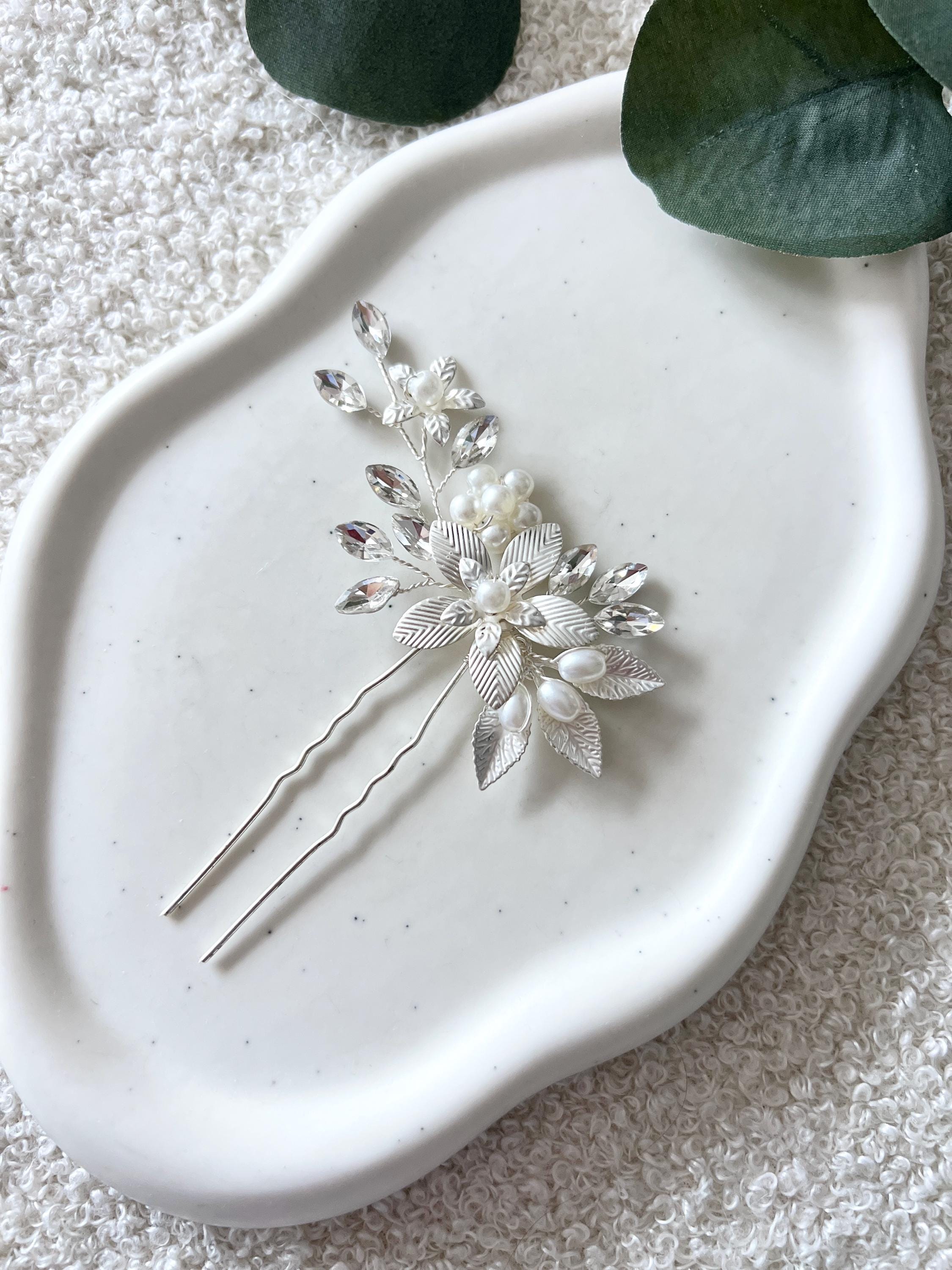 Haarnadel, Silber, glänzende Strass Steine, Perlenschmuck, weiße Perlen, Blumen und Blätter, Haarspange, Brautschmuck, Brautfrisur Standesamt, silberner Haarschmuck
