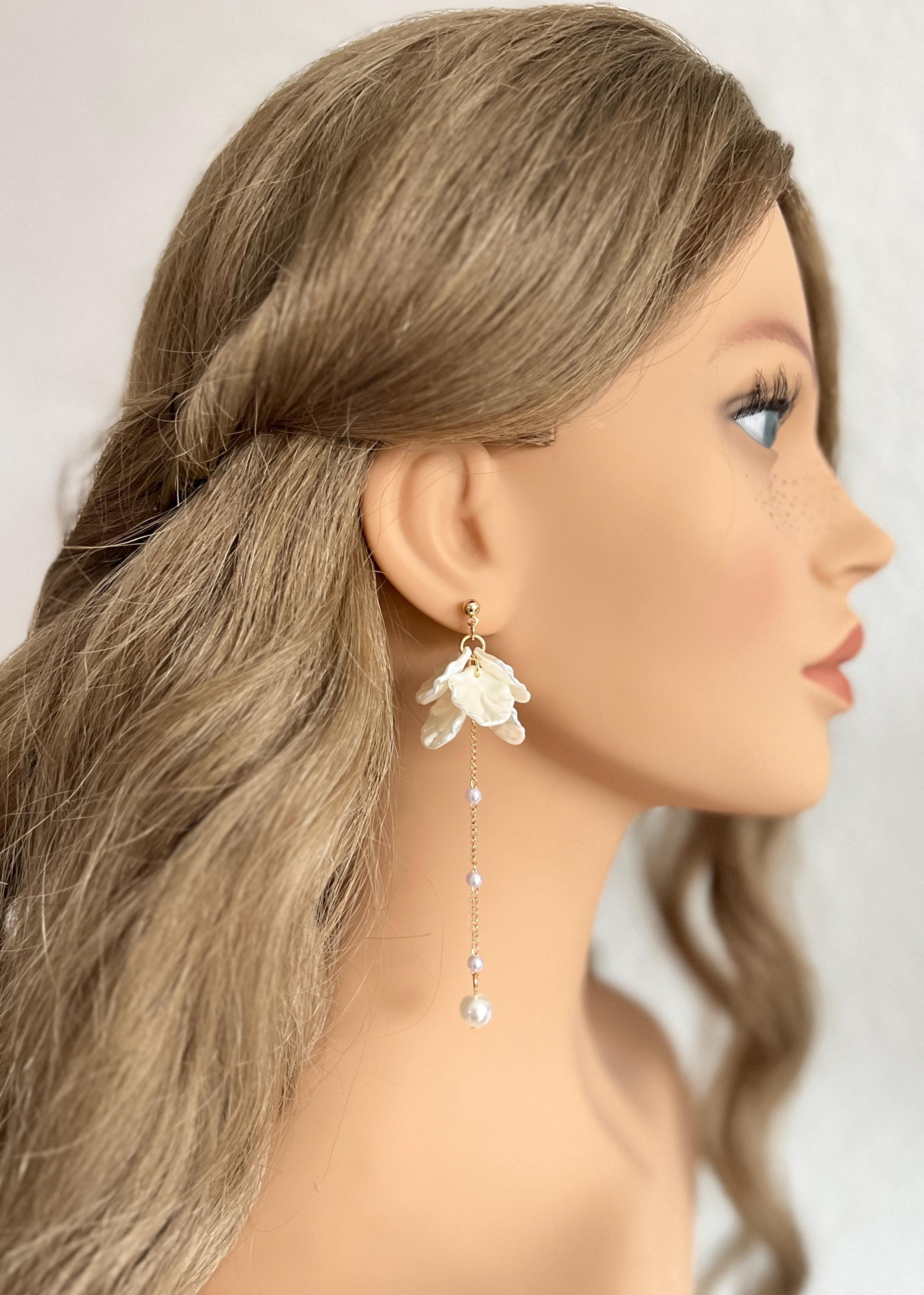 Brautohrringe, gold und weiß, Blätter, Perlmuttoptik, weiße Perlen, lange Hängeohrringe, Brautschmuck, Ohrstecker, moderne Brautohrringe Standesamt, Schmuck Hochzeit