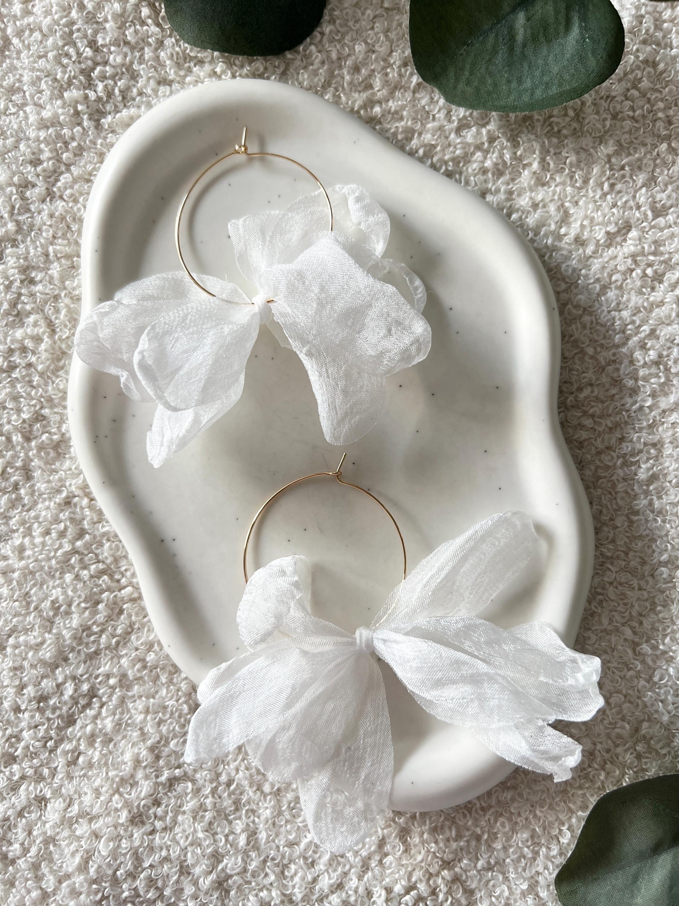 Brautohrringe, Blätter aus Stoff, Brautschmuck, weiß, moderne Ohrringe Standesamt, Brautschmuck, Blüten, große Hängeohrringe, Schmuck Hochzeit, Braut