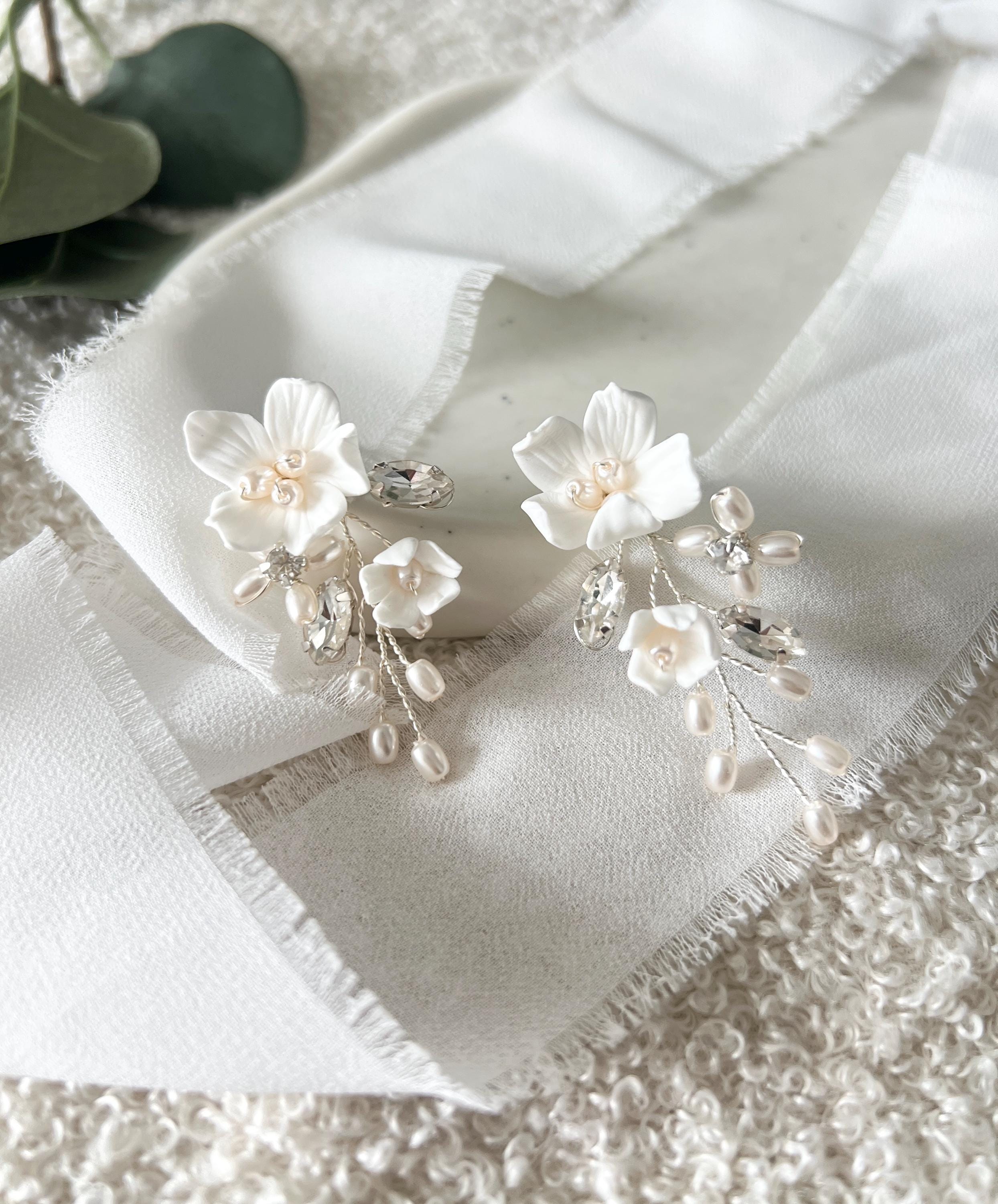 Brautohrringe, weiße Blueten, Strass Steine, weiße Perlen Ohrringe, Brautschmuck, Schmuck Hochzeit, Blumen Ohrstecker