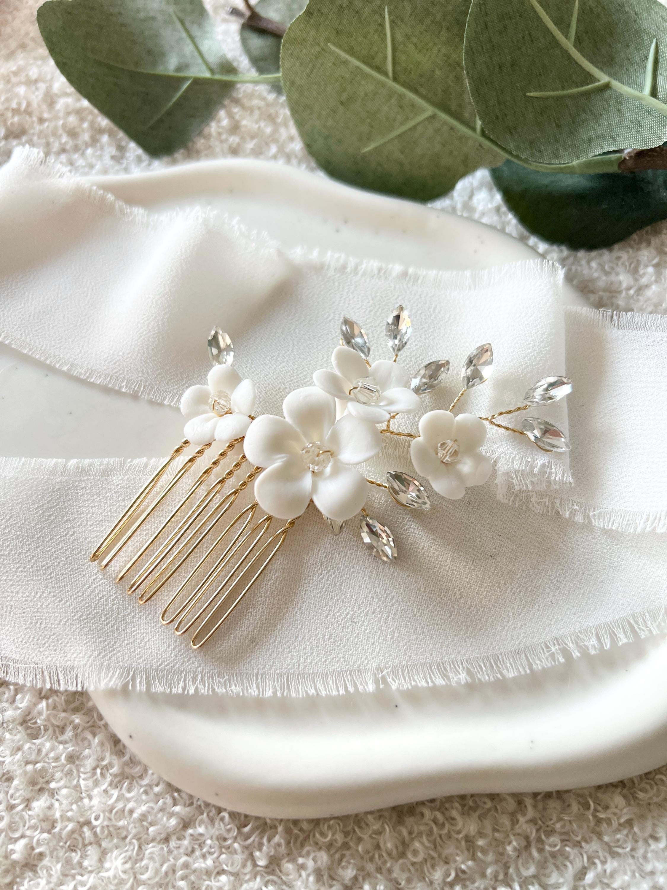 Haarkamm, Gold, weiße Blumen, goldener Schmuck Hochzeit, Keramikblüten, glänzende Strasssteine, transparente Perlen, Haarschmuck Brautjungfer, Brautschmuck, Schmuckbluete