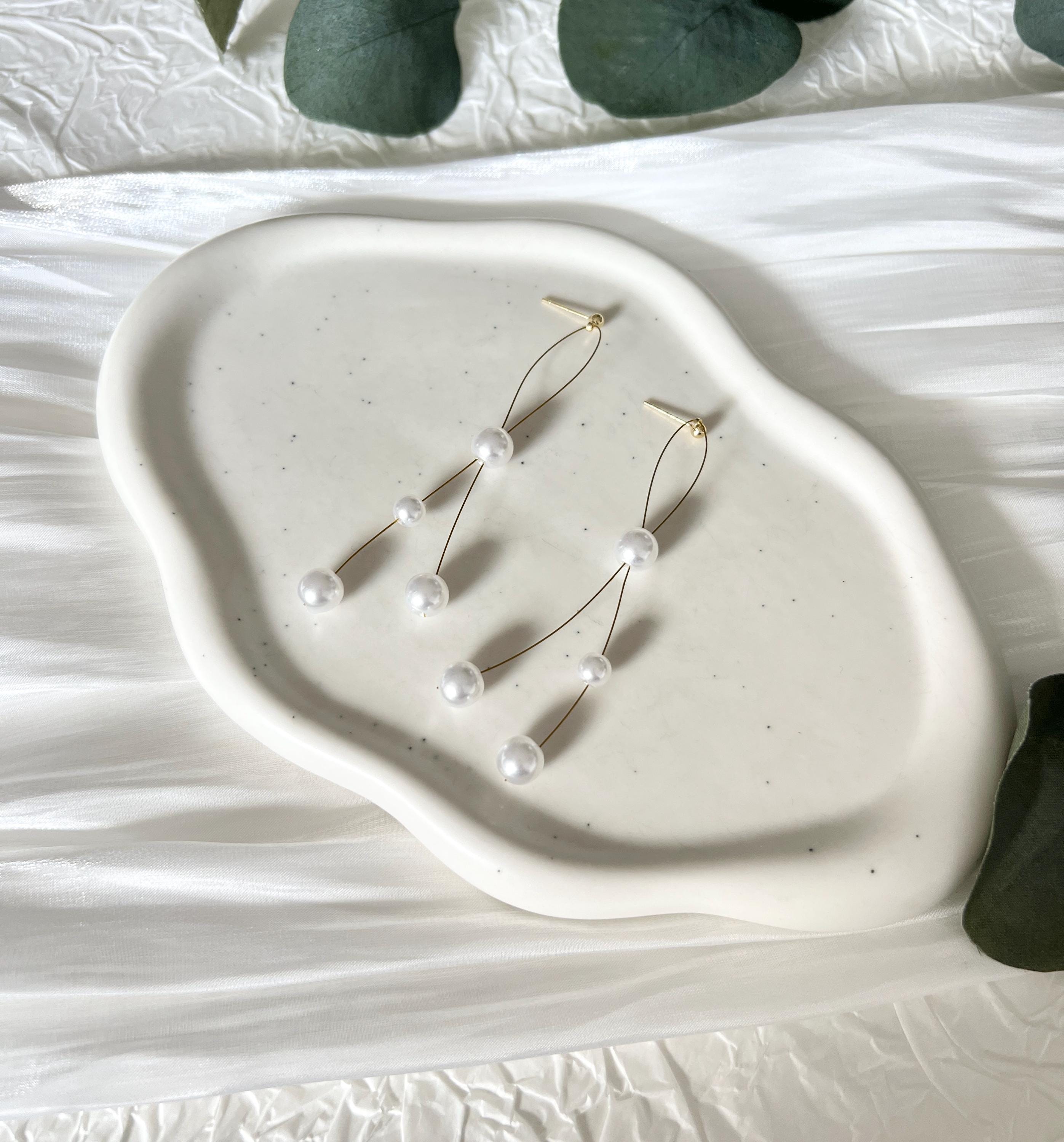 Brautohrringe, Gold, weiße Perlen, Ohrringe, Hängeohrringe, feiner Brautschmuck, moderner Schmuck Standesamt, Perlenschmuck, Perlenohrringe, zarte Hängeohrringe, Schmuckblüte
