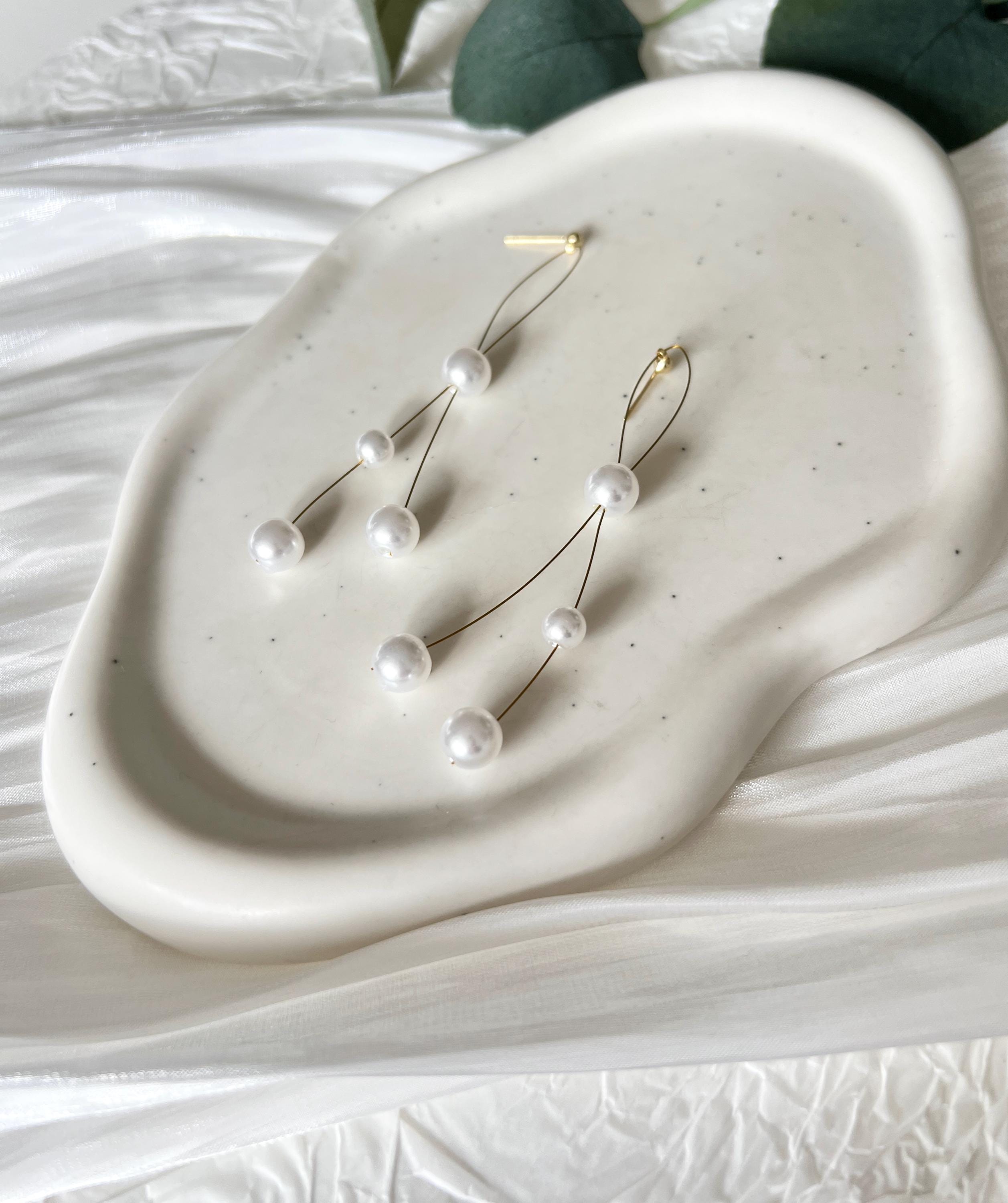 Brautohrringe, Gold, weiße Perlen, Ohrringe, Hängeohrringe, feiner Brautschmuck, moderner Schmuck Standesamt, Perlenschmuck, Perlenohrringe, zarte Hängeohrringe, Schmuckblüte