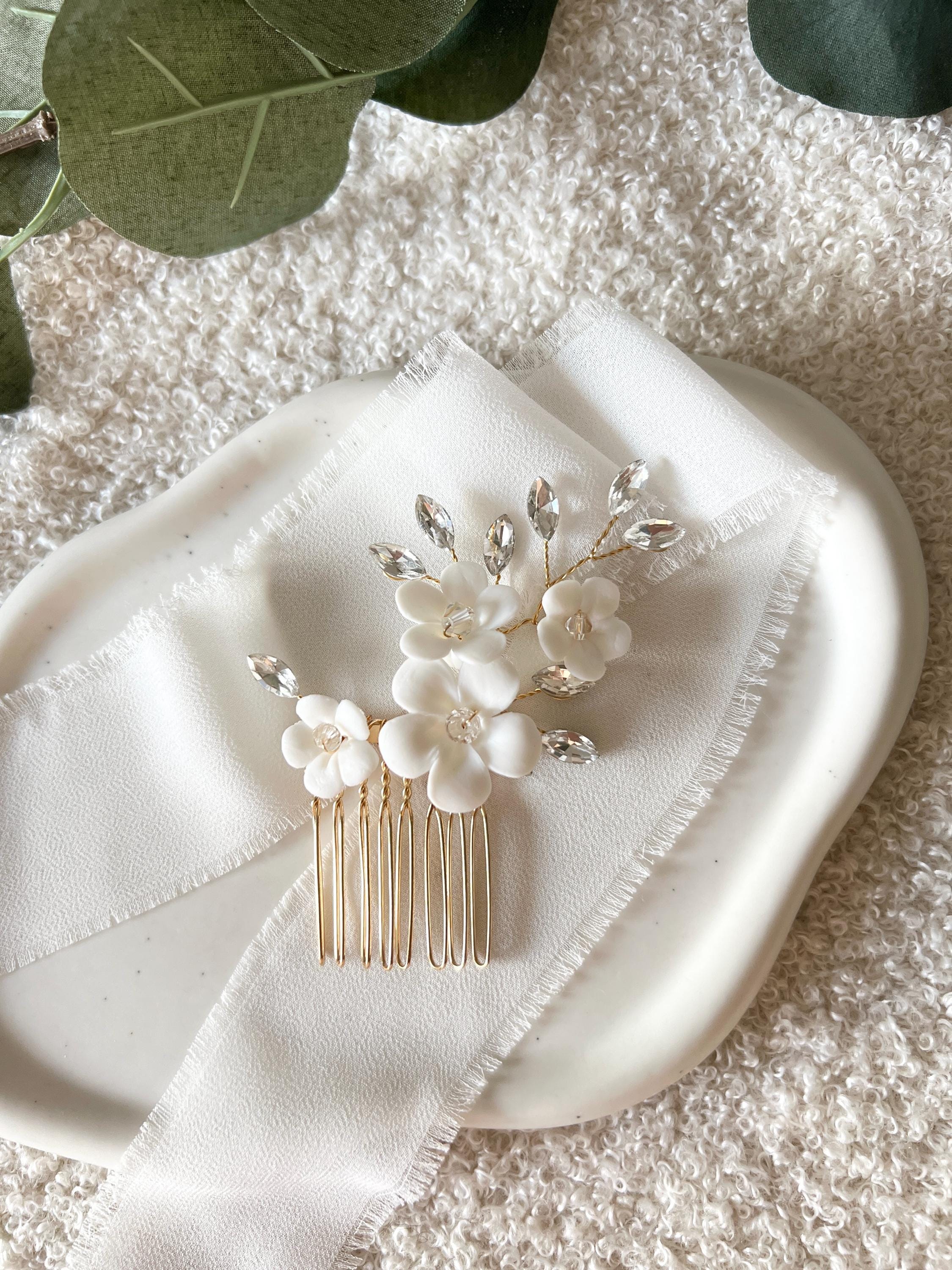 Haarkamm, Gold, weiße Blumen, goldener Schmuck Hochzeit, Keramikblüten, glänzende Strasssteine, transparente Perlen, Haarschmuck Brautjungfer, Brautschmuck, Schmuckbluete