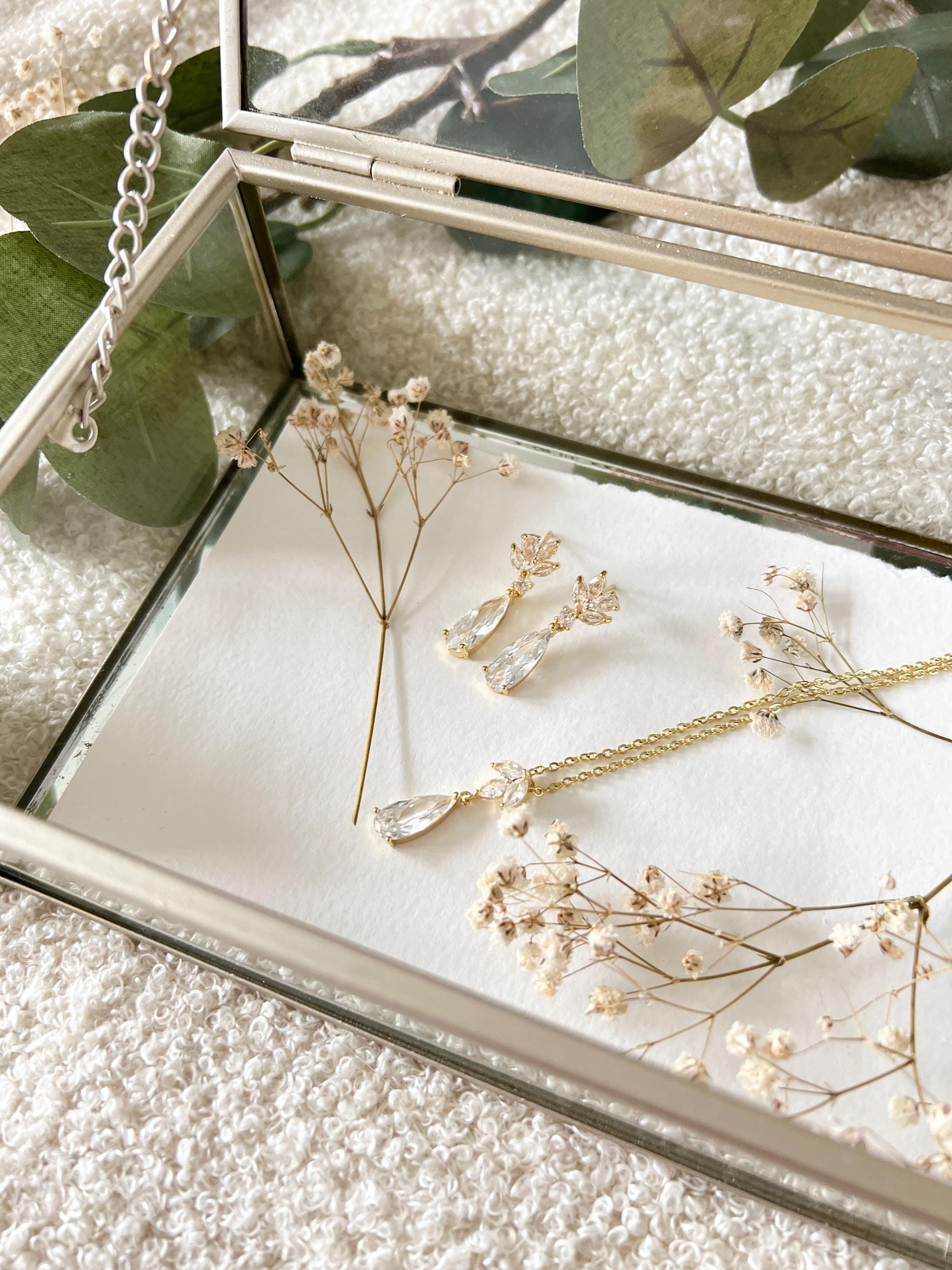 Schmuckset, Braut, Gold, Halskette und Ohrringe, Tropfenohrringe, Ohrschmuck, goldene Ohrstecker, glänzender Schmuck, Hochzeit, Schmuckset