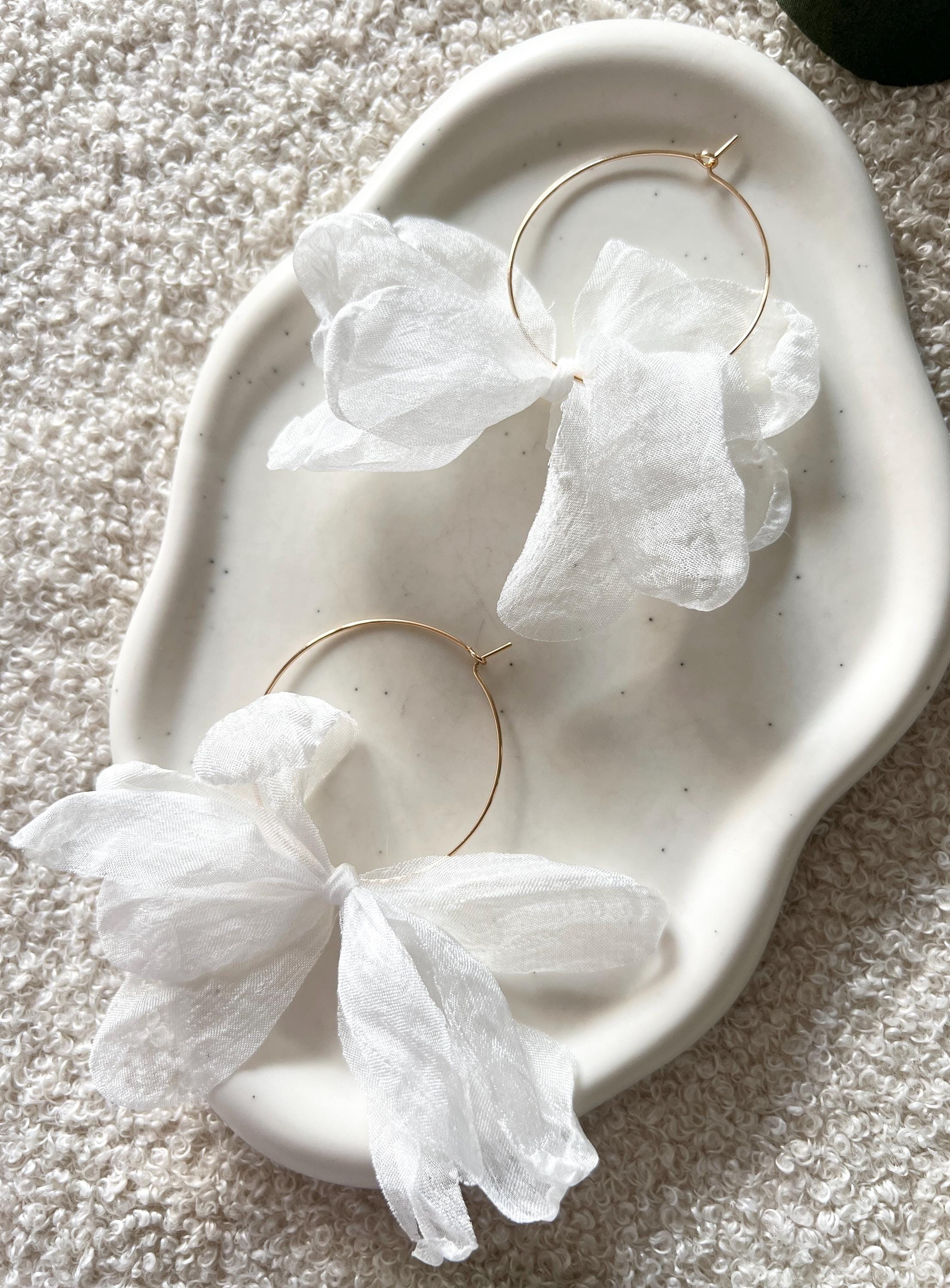 Brautohrringe, Blätter aus Stoff, Brautschmuck, weiß, moderne Ohrringe Standesamt, Brautschmuck, Blüten, große Hängeohrringe, Schmuck Hochzeit, Braut
