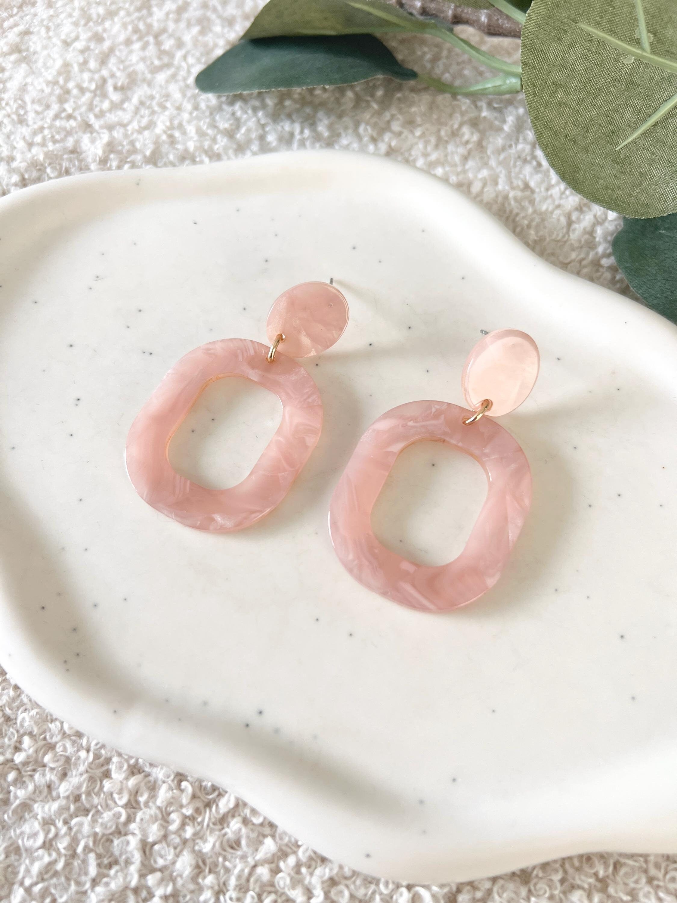 Acryl-Ohrringe, ovale Form, Hängeohrringe, moderner Ohrschmuck, Trend, Pastellfarbe, Golddetails, Ohrsteckerverschluss