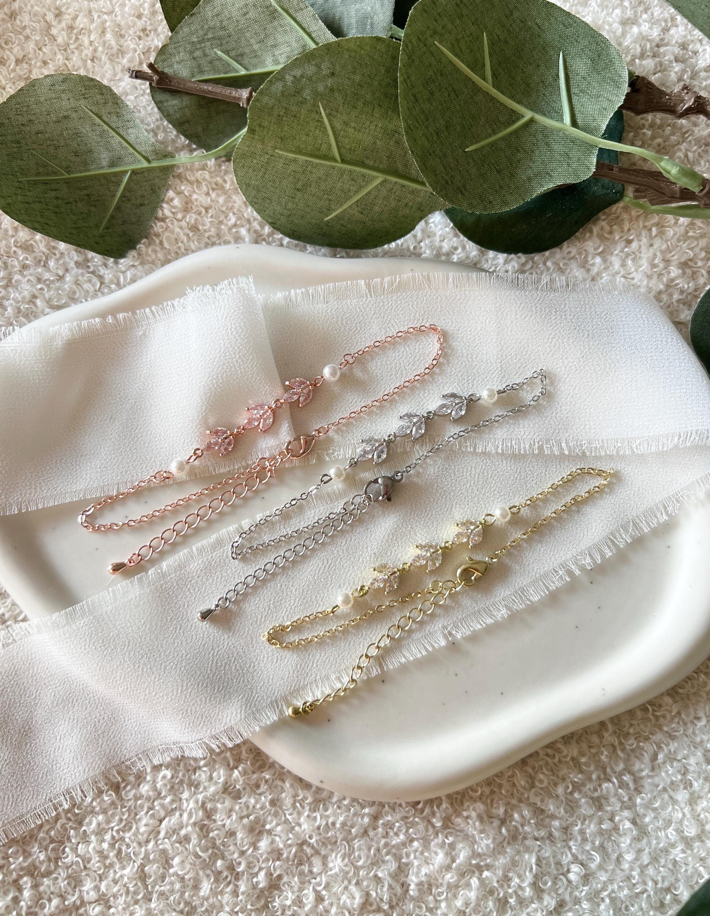 Brautarmband, Silber, Roségold oder Gold, feines Armband, weiße Perlen und glänzende Zirkoniasteine, edler Schmuck, Eleganter Brautschmuck, Armschmuck, Hochzeit, Brautjungfer