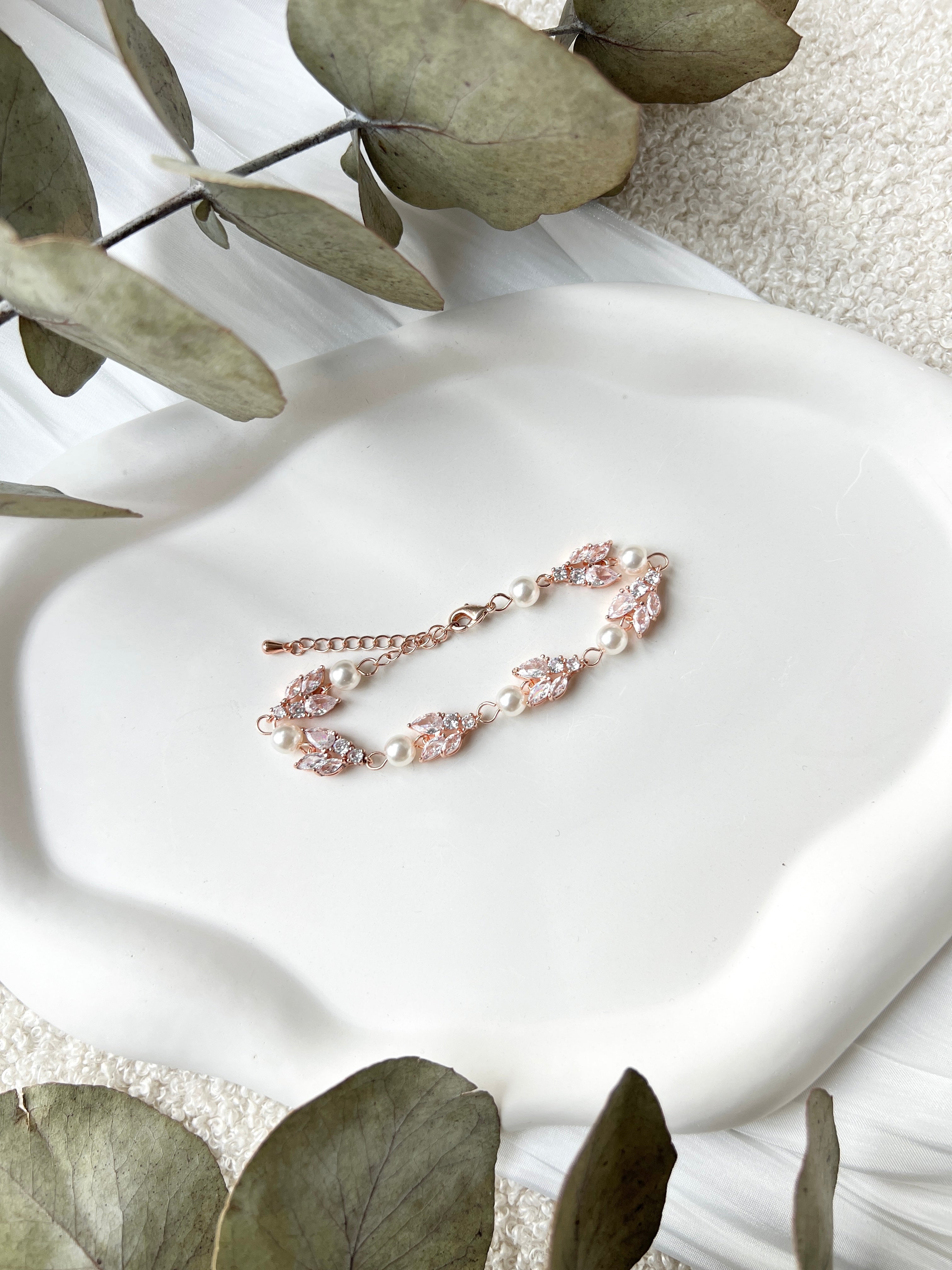 Armband mit funkelnden Steinen aus Glass und weißen Perlen, Silber oder Roségold, feiner Brautschmuck, elegantes Brautarmband, Schmuck fuer Sie, Geschenk Frauen, Hochzeit, glaenzender Armschmuck, Brautjungfer, Weihnachtsgeschenk, Perlenarmband, Perlenschmuck, Damenschmuck