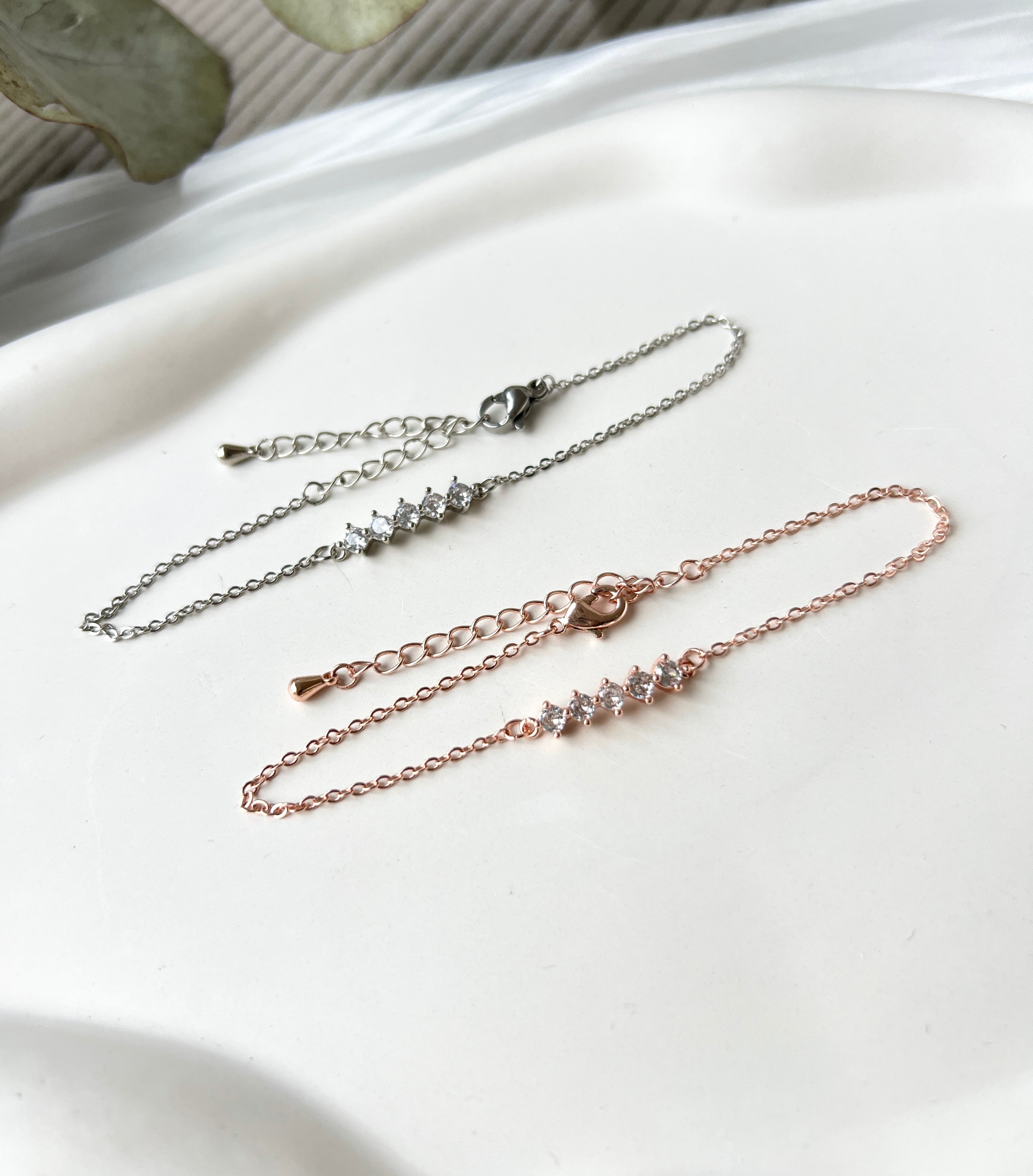 Armband, Roségold oder Silber, Roségoldenes Brautarmband, Schmuck Hochzeit, glaenzendes Armband mit Zirkoniasteinen, Blume, verstellbar, Brautjungfer, Damenschmuck, Geschenk fuer Sie, Weihnachtsgeschenk, Geburtstagsgeschenk, silberner Brautschmuck, moderner Brautlook, Weddinginspiration