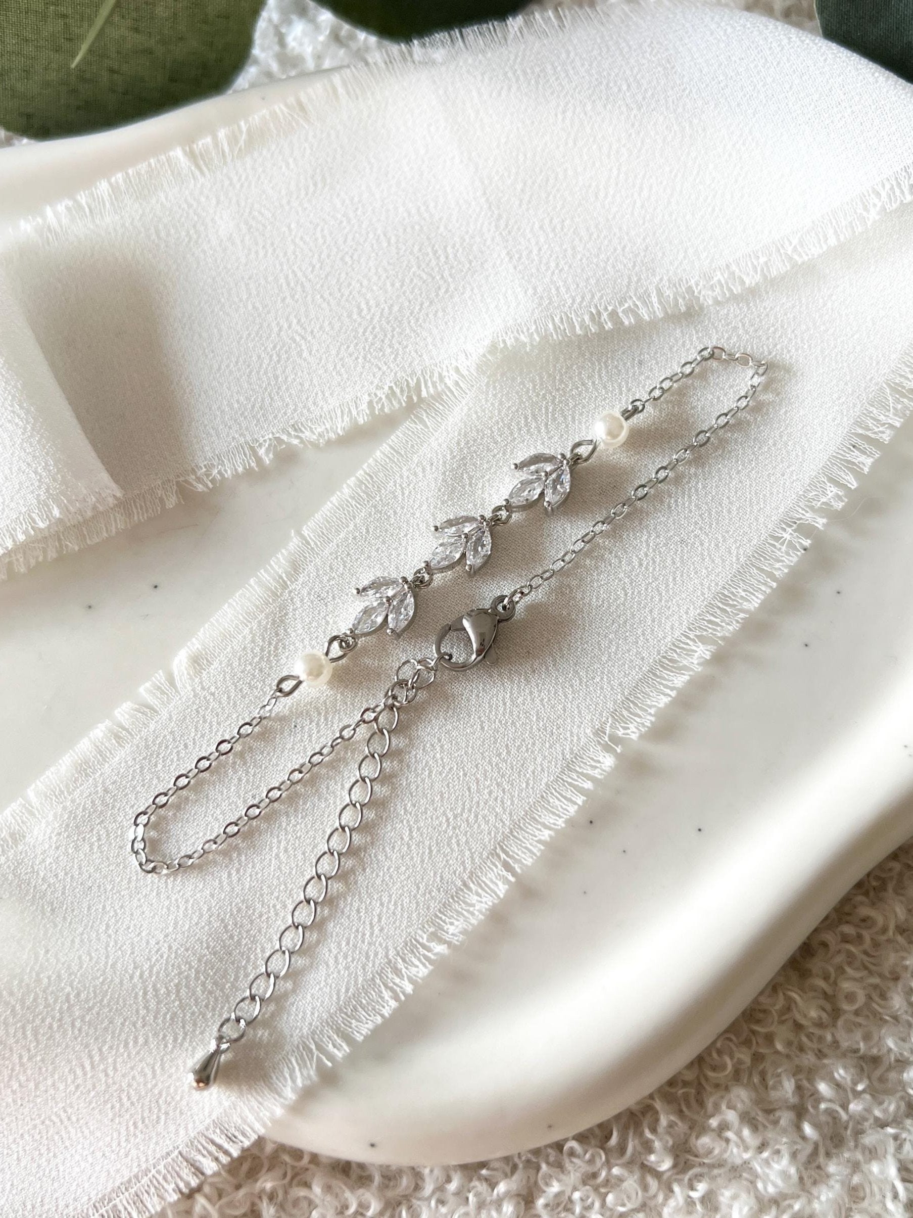 Brautarmband, Silber, Roségold oder Gold, feines Armband, weiße Perlen und glänzende Zirkoniasteine, edler Schmuck, Eleganter Brautschmuck, Armschmuck, Hochzeit, Brautjungfer