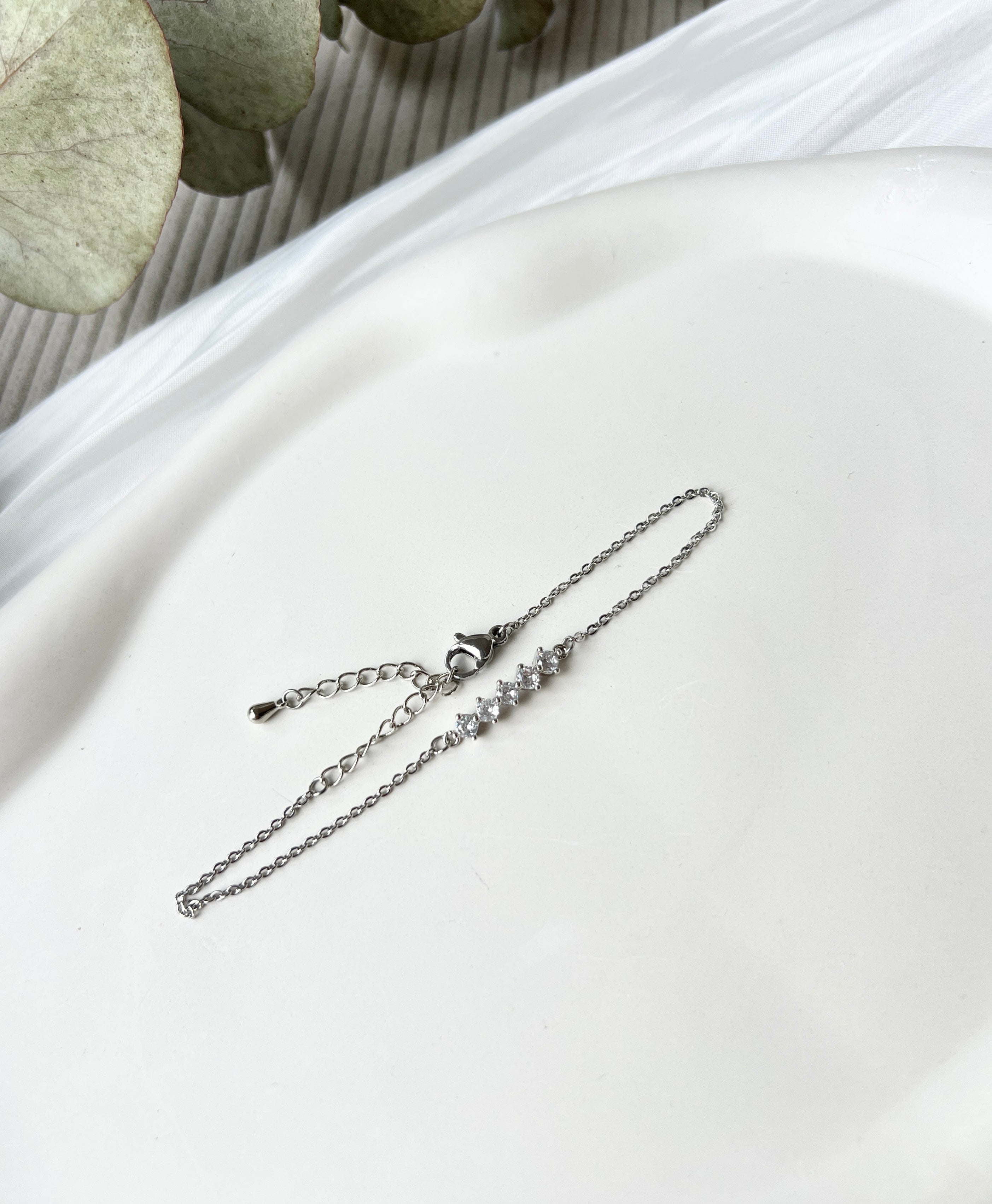 Armband, Roségold oder Silber, Roségoldenes Brautarmband, Schmuck Hochzeit, glaenzendes Armband mit Zirkoniasteinen, Blume, verstellbar, Brautjungfer, Damenschmuck, Geschenk fuer Sie, Weihnachtsgeschenk, Geburtstagsgeschenk, silberner Brautschmuck, moderner Brautlook, Weddinginspiration