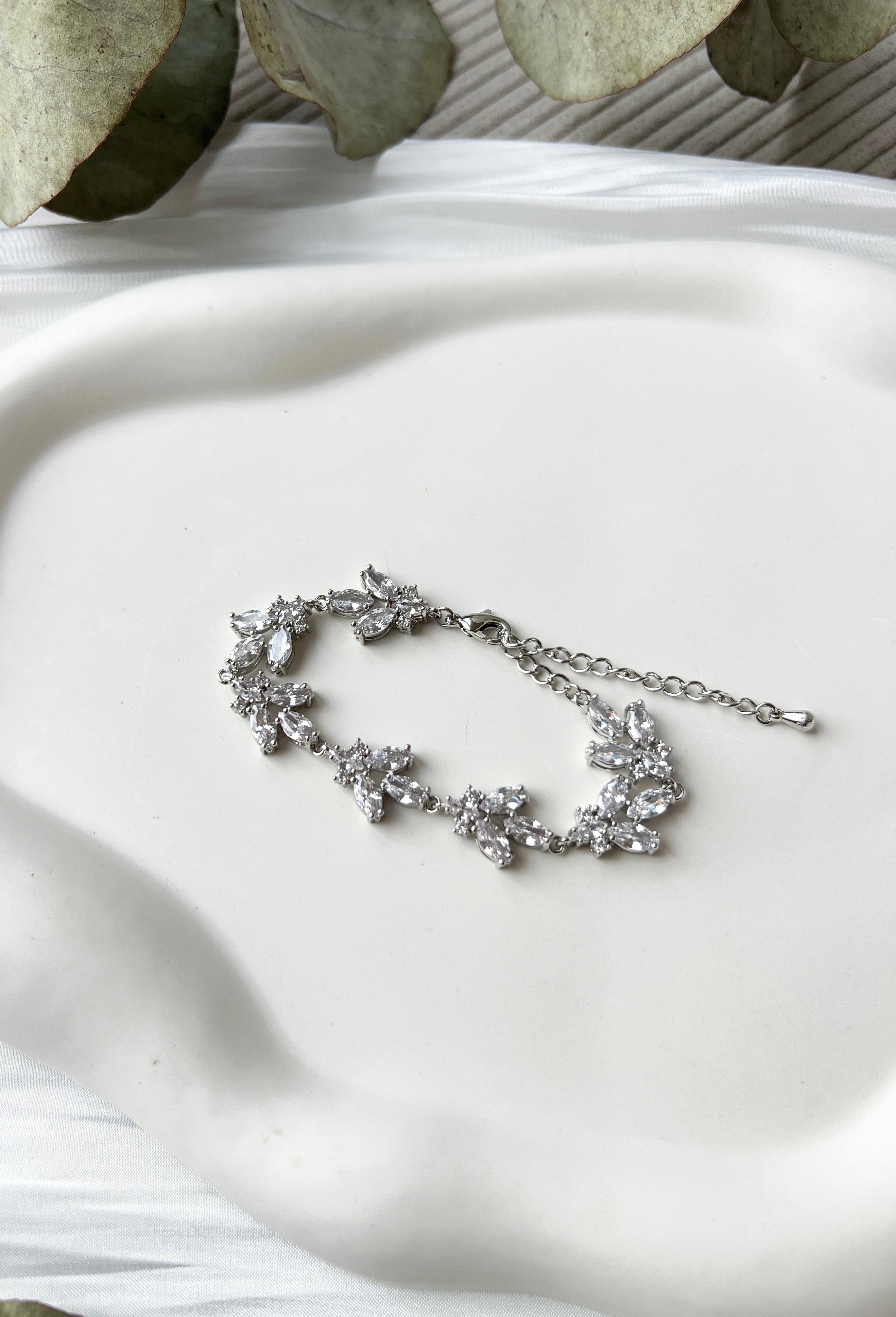 Silbernes Armband, Brautarmband mit funkelnden Zirkoniasteinen, Silber Brautschmuck, verstellbare Laenge, Schmuck Hochzeit, edler Brautjungfernschmuck, Standesamt, Brautlook, Geschenk für Sie, Weihnachtsgeschenk Frauen, Damenschmuck