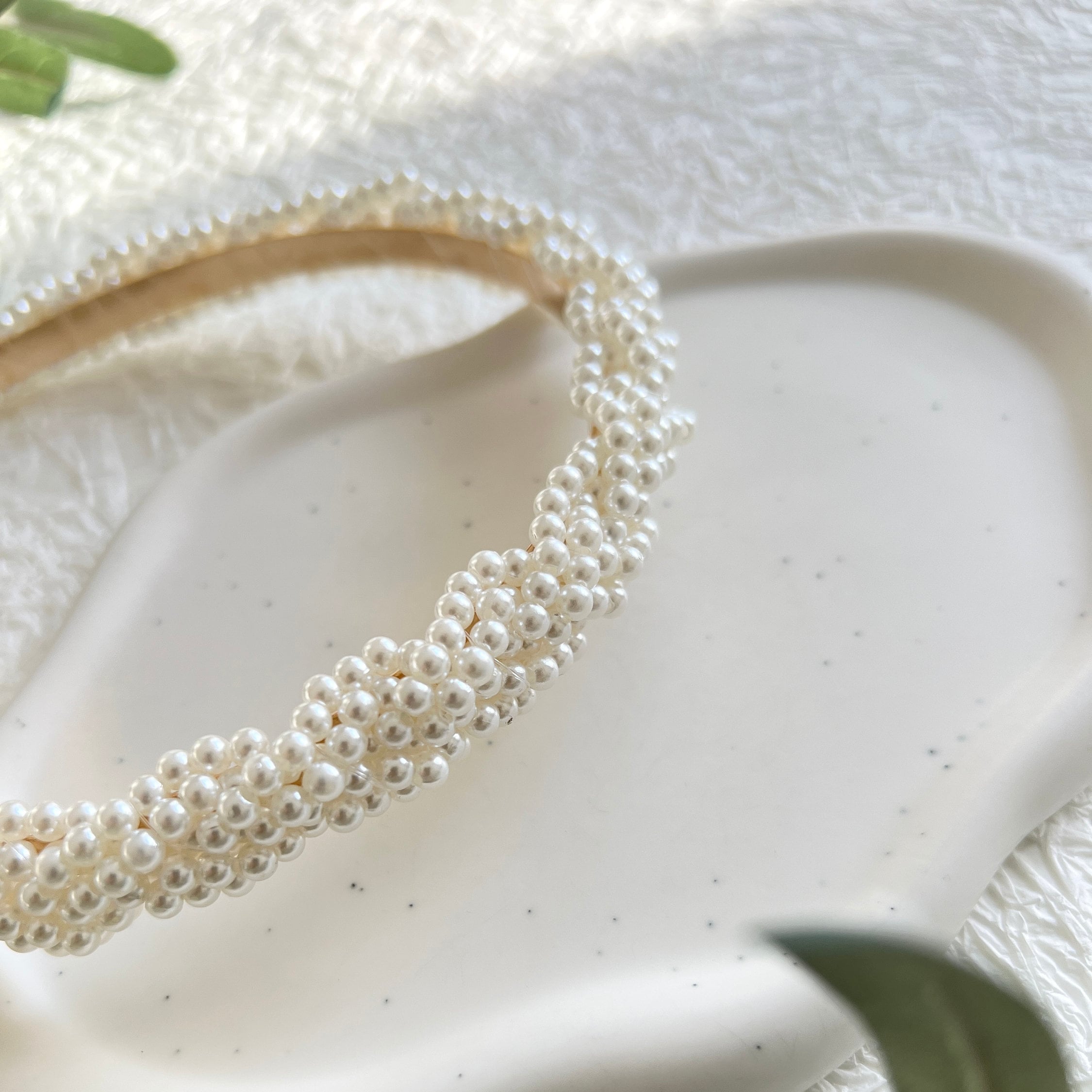 Atemberaubender Brauthaarreif mit feinen weißen Perlen, Gold, Perlenhaarreif, eleganter Perlenschmuck, Haarreif, Schmuck Hochzeit, Brauthaarschmuck, Schmuckblüte