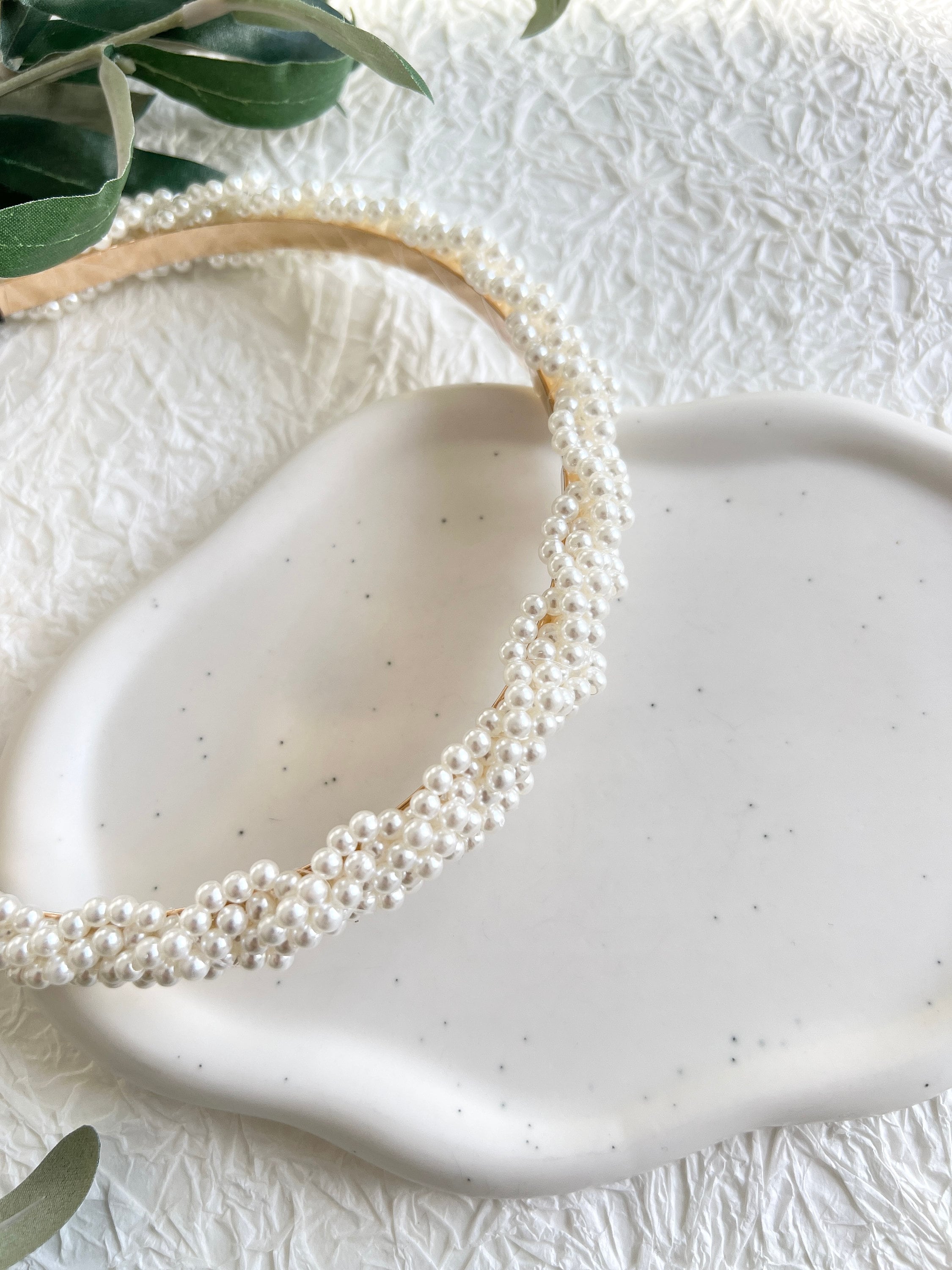 Atemberaubender Brauthaarreif mit feinen weißen Perlen, Gold, Perlenhaarreif, eleganter Perlenschmuck, Haarreif, Schmuck Hochzeit, Brauthaarschmuck, Schmuckblüte