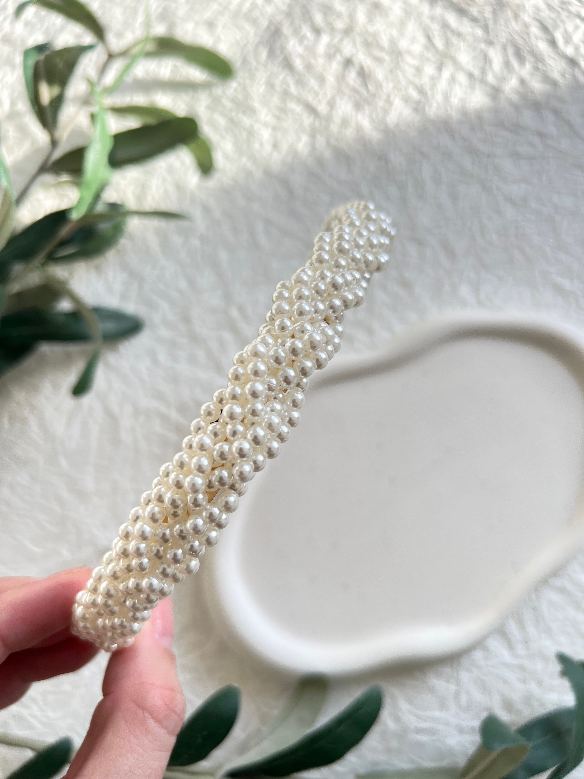 Atemberaubender Brauthaarreif mit feinen weißen Perlen, Gold, Perlenhaarreif, eleganter Perlenschmuck, Haarreif, Schmuck Hochzeit, Brauthaarschmuck, Schmuckblüte