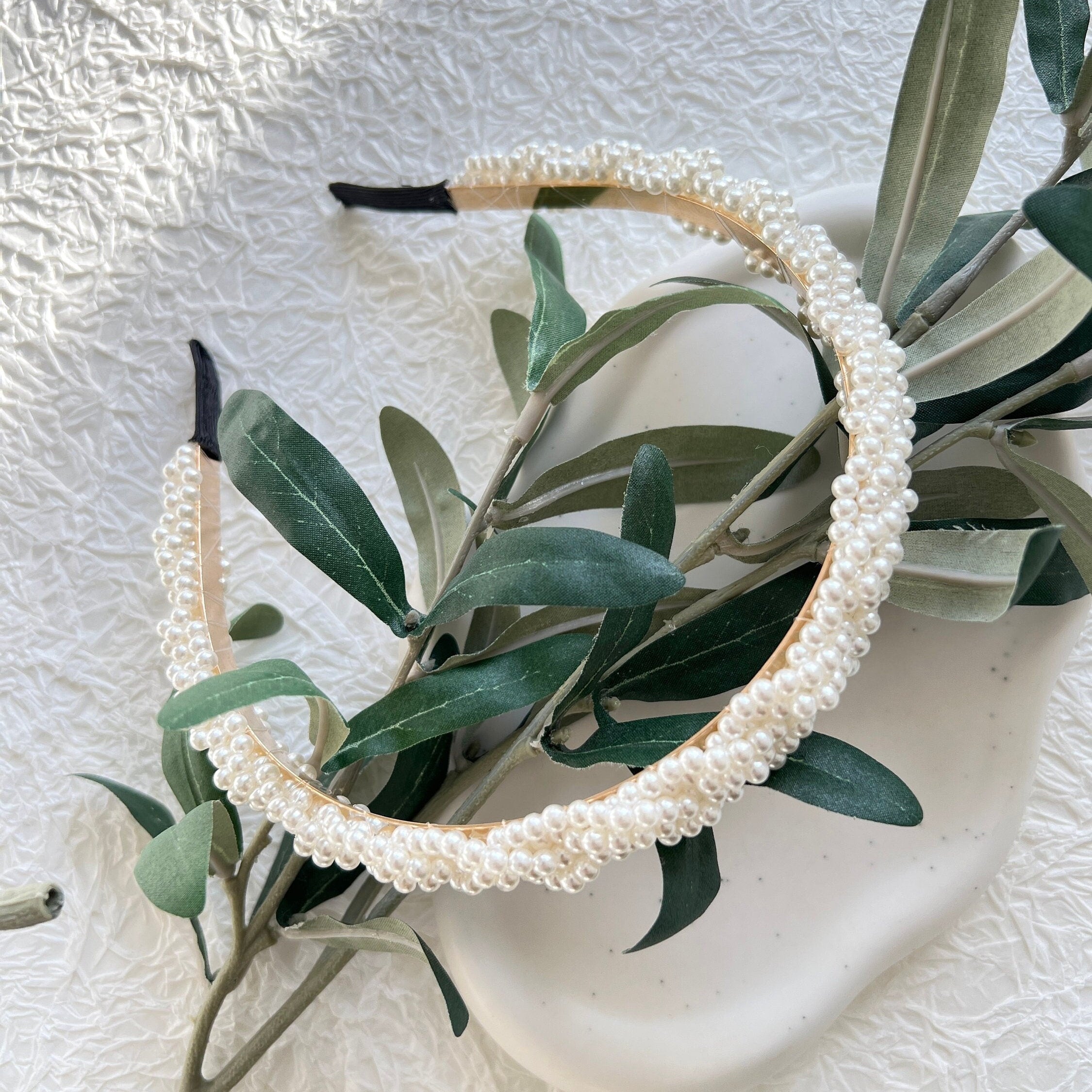 Atemberaubender Brauthaarreif mit feinen weißen Perlen, Gold, Perlenhaarreif, eleganter Perlenschmuck, Haarreif, Schmuck Hochzeit, Brauthaarschmuck, Schmuckblüte