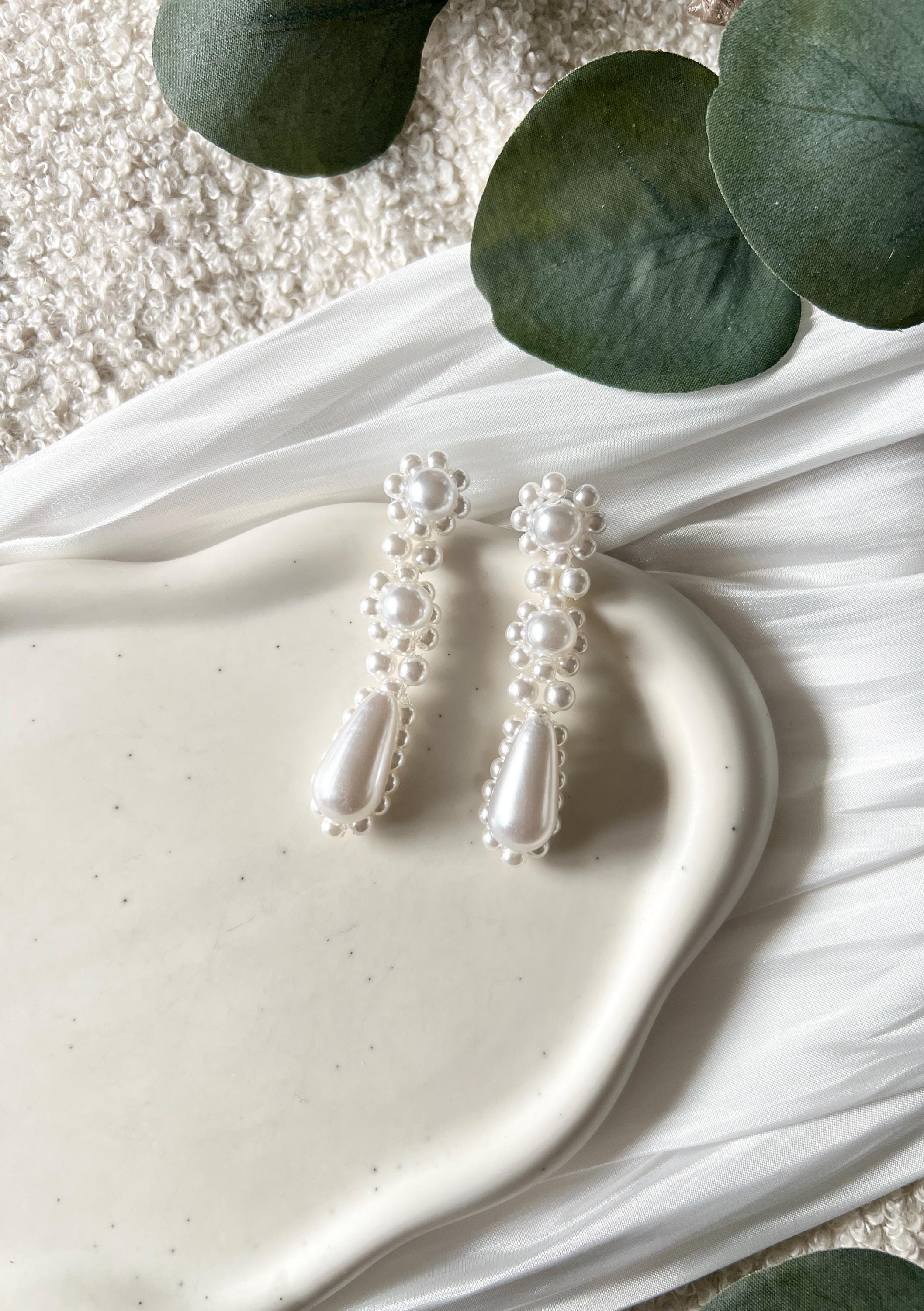 Moderne Perlenohrringe, elegante Ohrringe, feiner Brautschmuck, schicke Brautohrringe, weiss, opulenter Perlenschmuck, Schmuck fuer die Hochzeit, Hochzeitsschmuck, Braut, Standesamt, Weddinginspiration