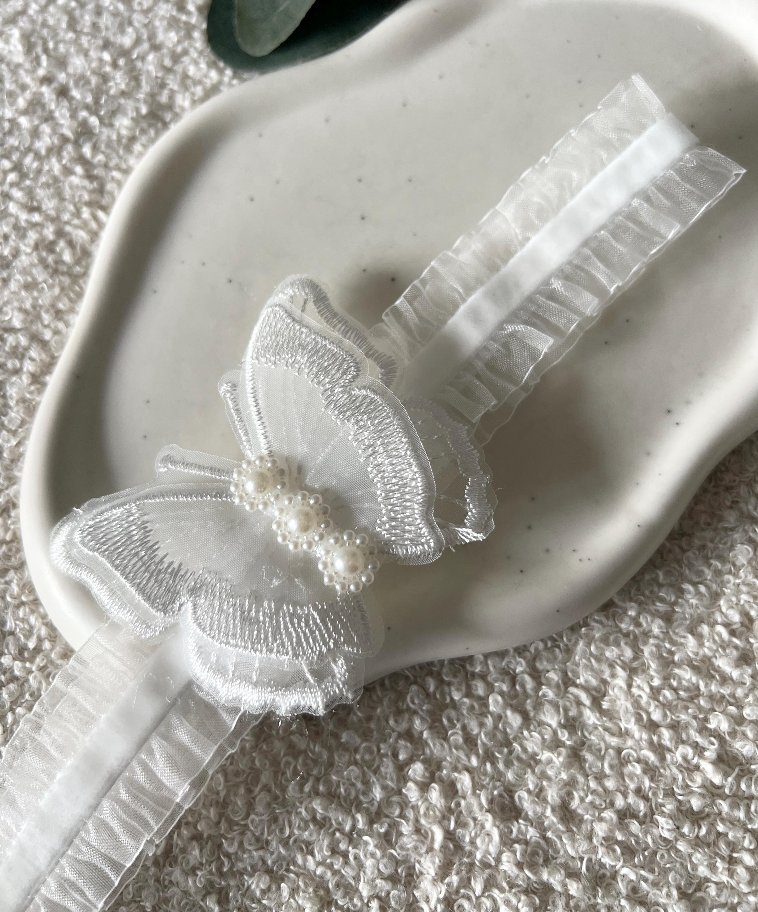 Strumpfband fuer die Braut, Tüll, weißes Brautstrumpfband, Brautschmuck, Brautzubehoer, weisse Kunststoffperlen, Schmetterling, XXS bis XS, Beinschmuck, Braut, Schmuck Hochzeit, feiner Hochzeitsschmuck, Weddinginspiration, Hochzeitsschmuck