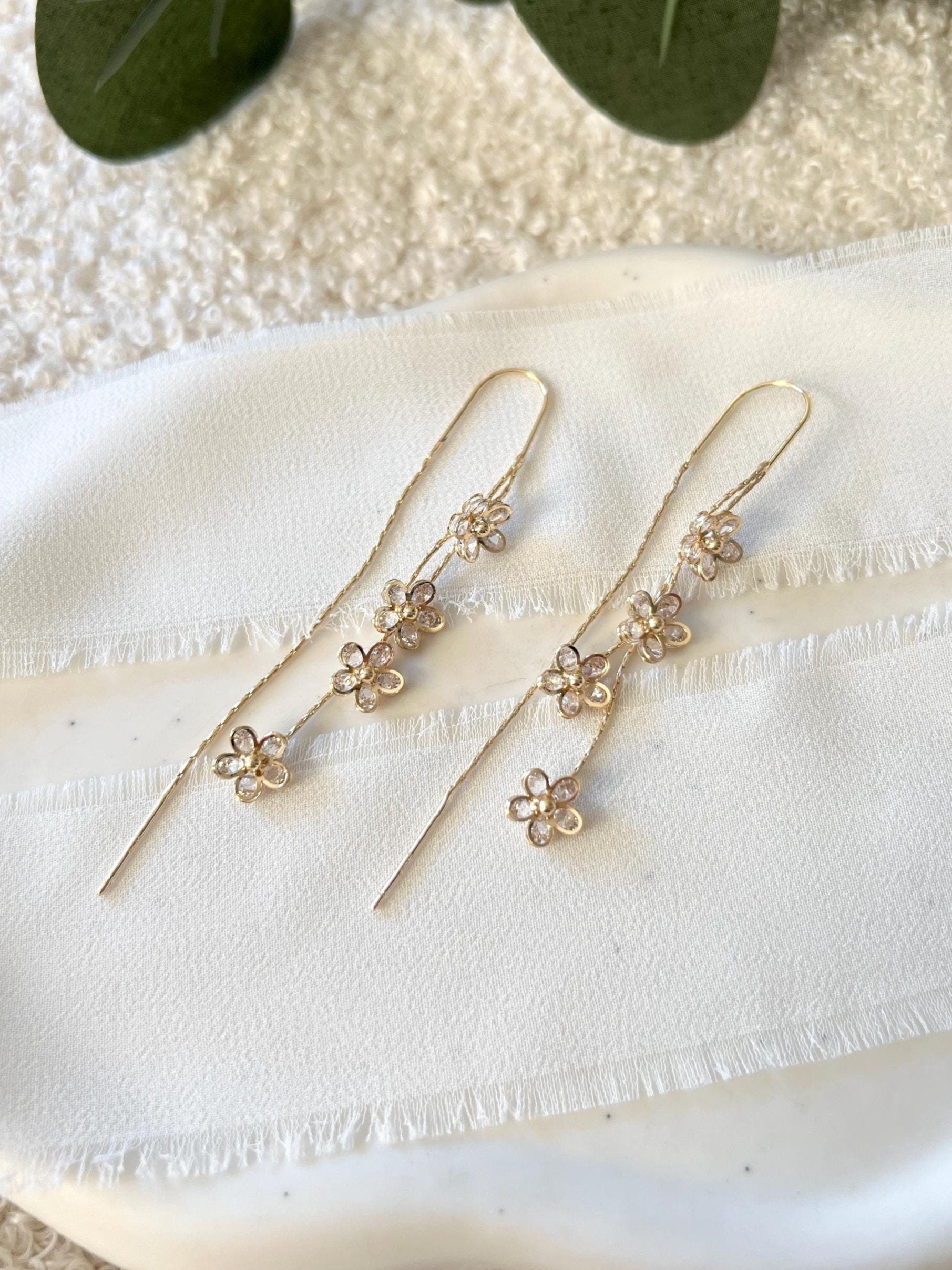 Blüten Ohrringe, Gold, Brautschmuck, lange Hängeohrringe, feiner Schmuck Hochzeit, moderne Standesamt Brautohrringe, funkelnder Ohrschmuck