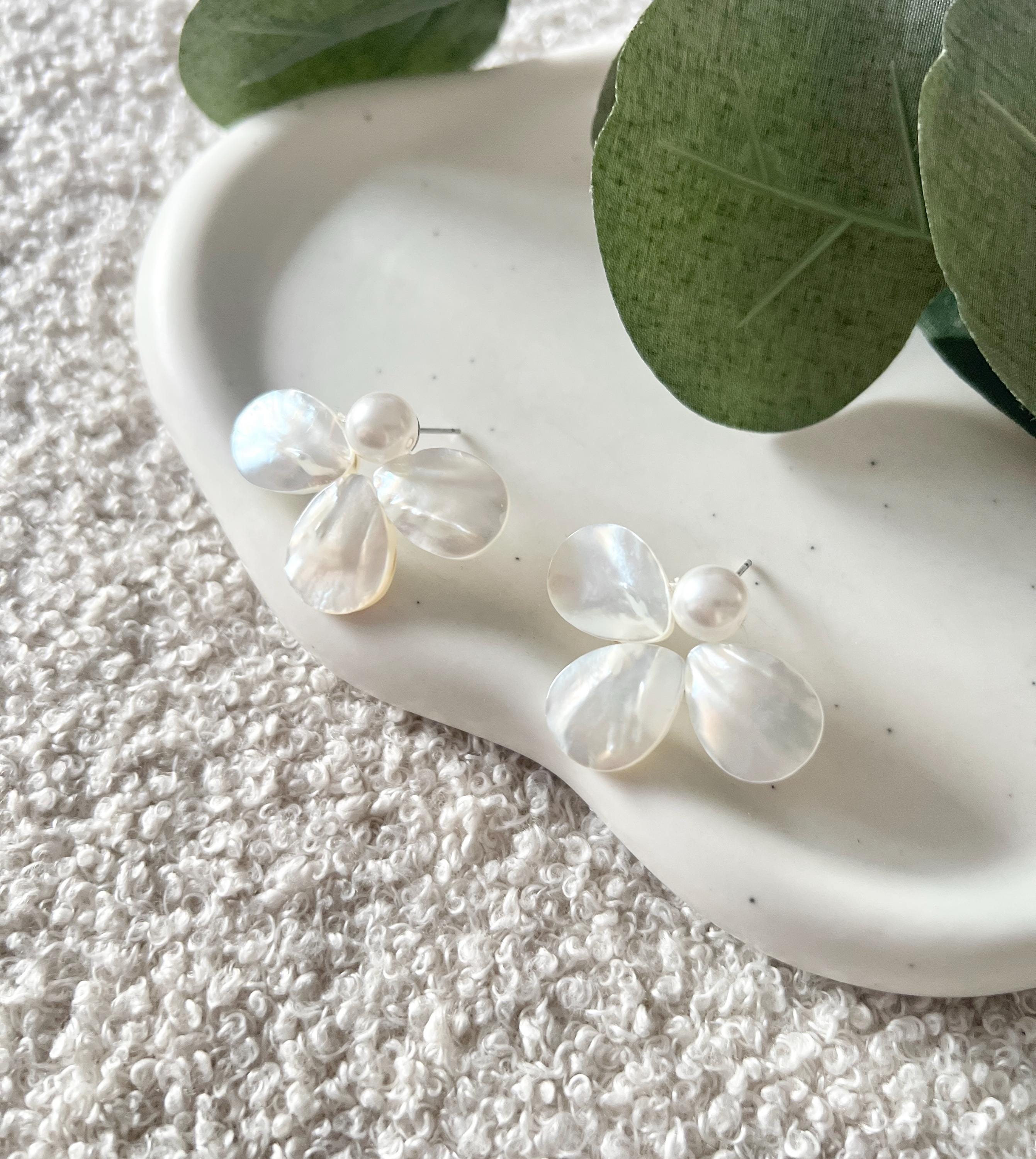 Ohrringe, weiß, große Brautohrringe, Perlmutt Blätter, Brautohrringe, Schmuck Hochzeit, Blütenohrringe, moderne Ohrstecker, Standesamt, Perlenschmuck, Perlenohrringe