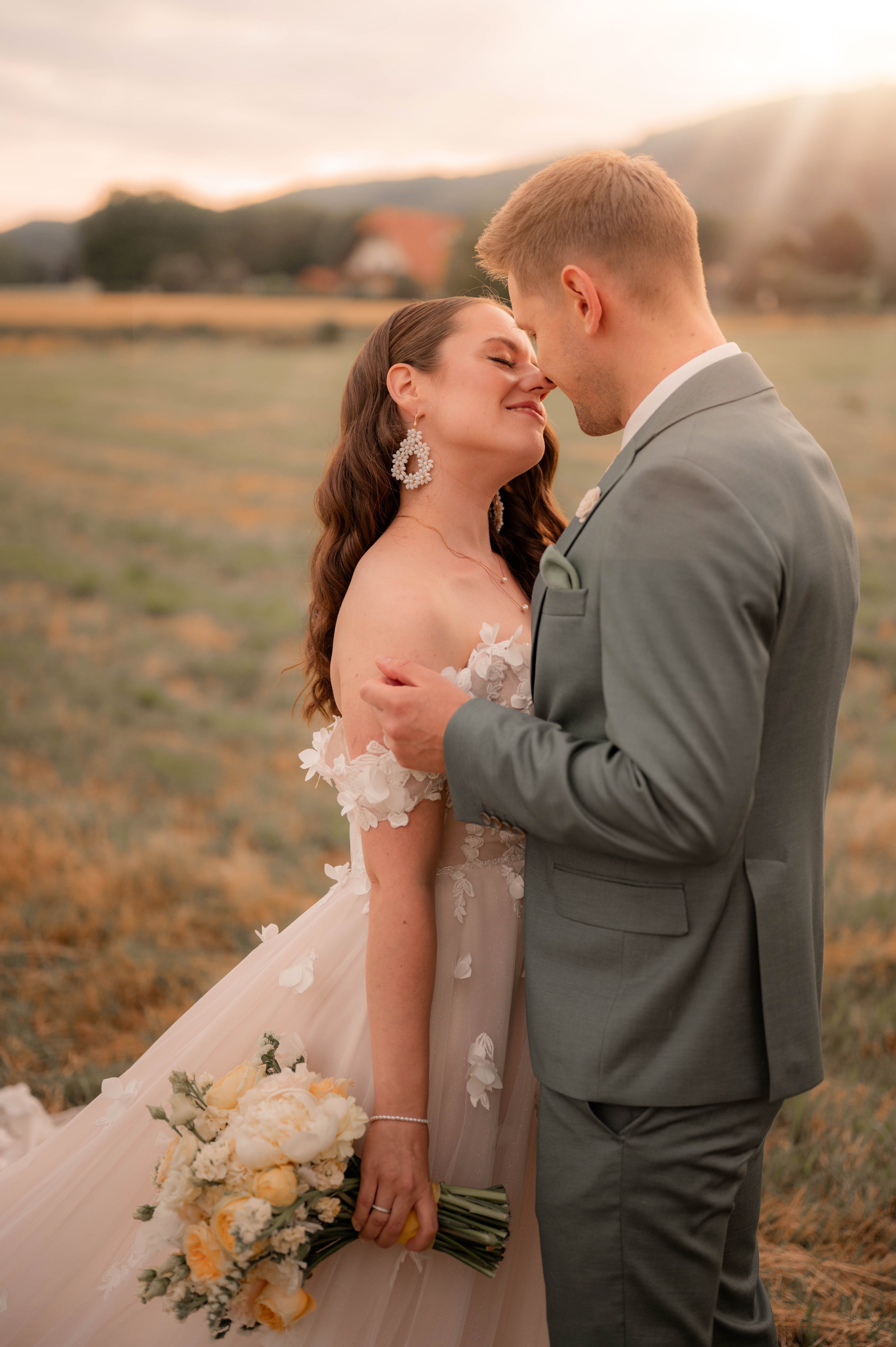 Elegante ovale Brautohrringe, verziert mit weißen glaenzenden Perlen in Blumenform, goldene Details, große Couture Blüten, zarte Perlen, lange Haengeohrringe, Ohrringe, Schmuck Hochzeit, Schmuckbluete