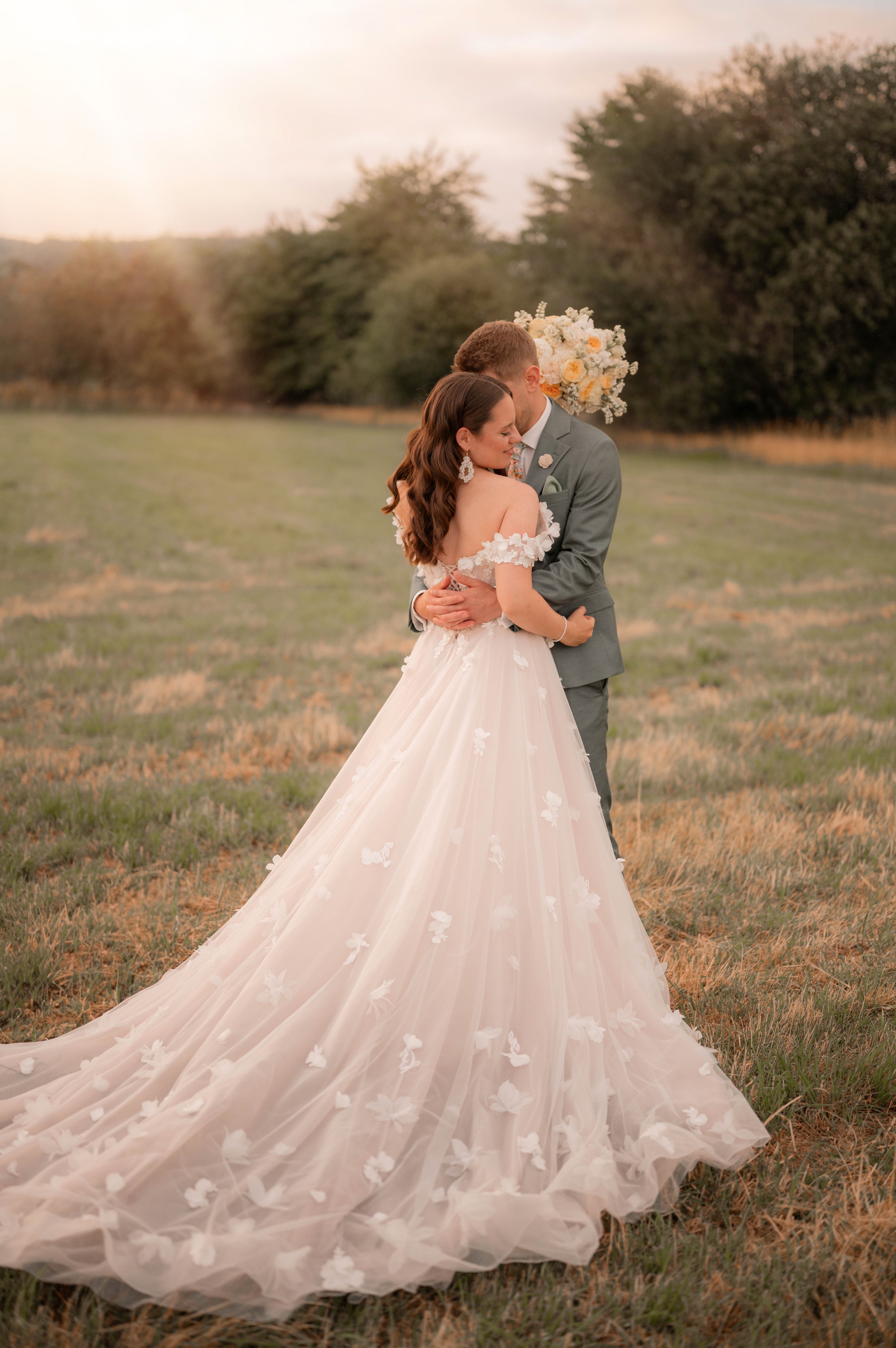 Elegante ovale Brautohrringe, verziert mit weißen glaenzenden Perlen in Blumenform, goldene Details, große Couture Blüten, zarte Perlen, lange Haengeohrringe, Ohrringe, Schmuck Hochzeit, Schmuckbluete