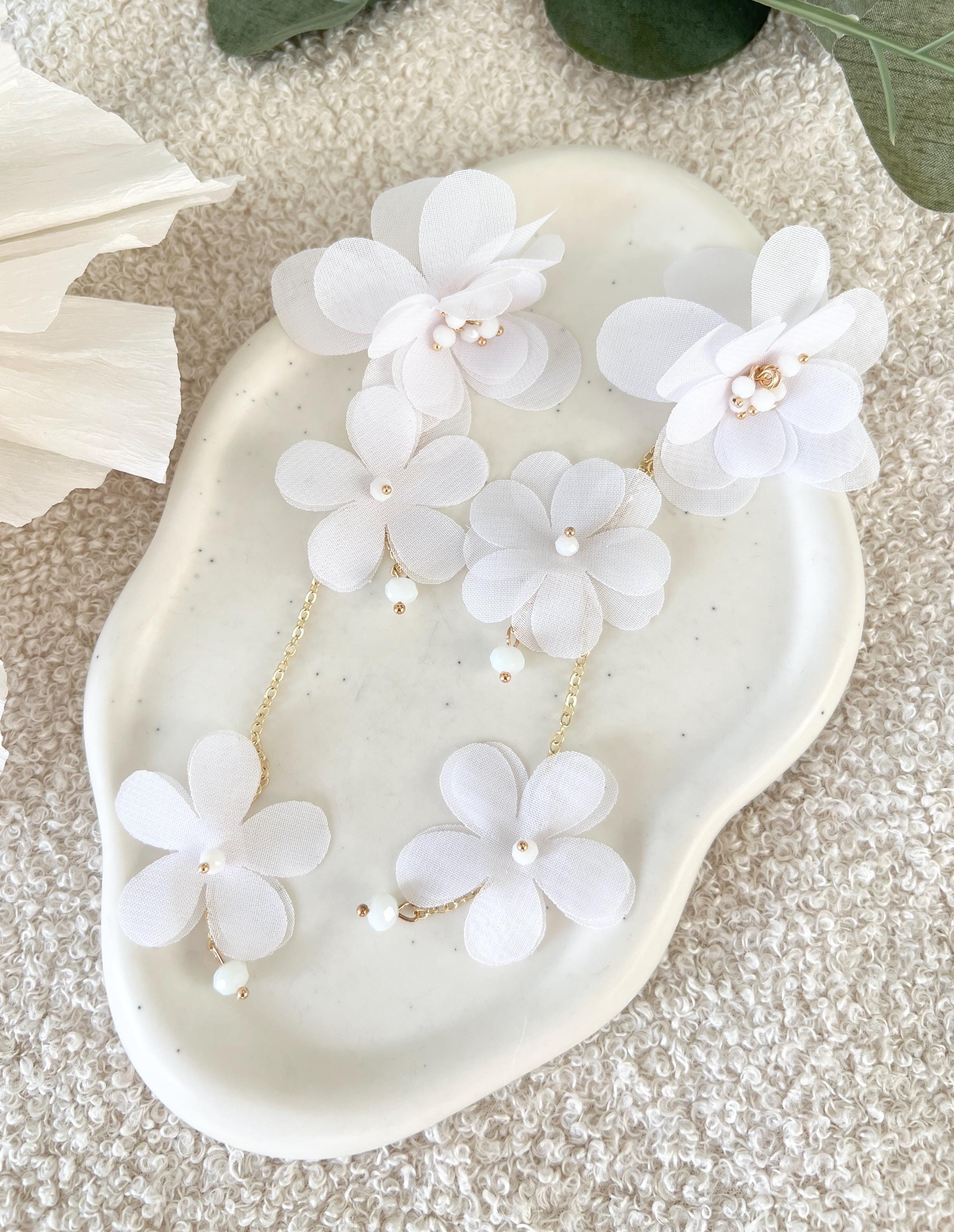 Bluetenohrringe, weiße Büten Stoff, lange Hängeohrringe, Brautschmuck, moderne Ohrstecker Standesamt Hochzeit, Brautohrringe, Blumen Ohrschmuck, Braut Zubehör