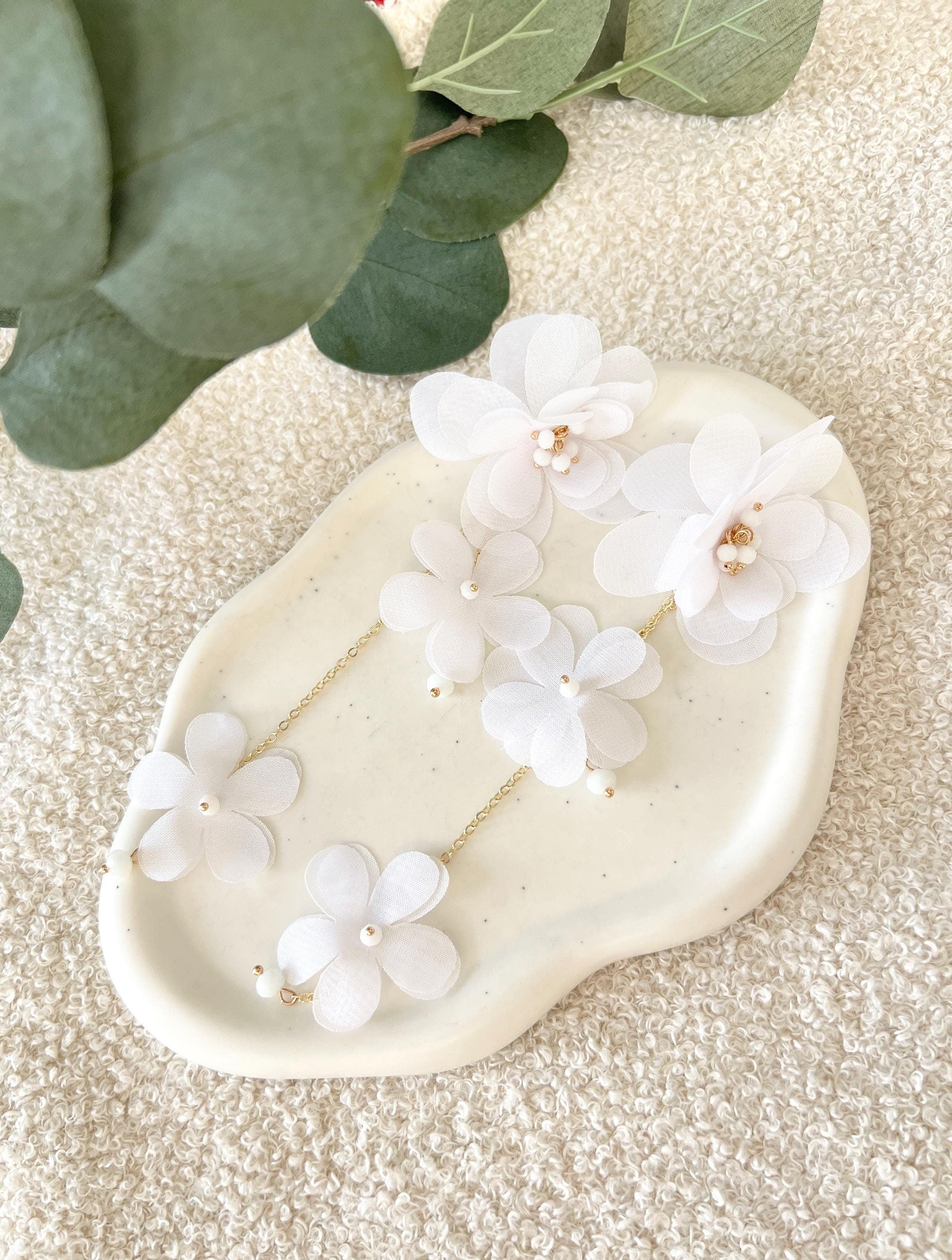 Bluetenohrringe, weiße Büten Stoff, lange Hängeohrringe, Brautschmuck, moderne Ohrstecker Standesamt Hochzeit, Brautohrringe, Blumen Ohrschmuck, Braut Zubehör