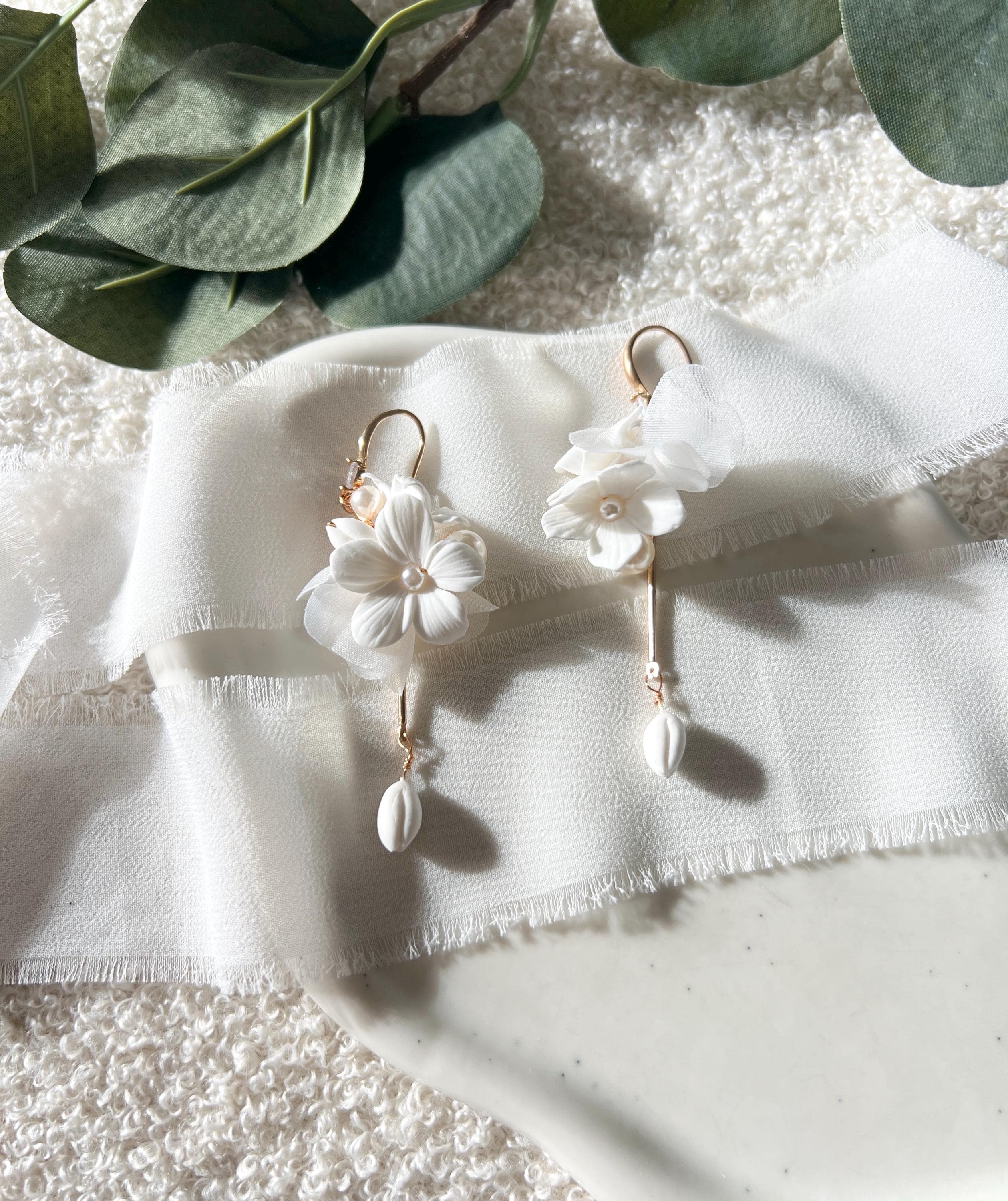 Brautohrringe, Perlen, Weiß und Gold, Blüten, lange Ohrringe mit Blumen und kleinen Perlen, Perlenschmuck, Hängeohrringe, weißer Brautschmuck, Braut, Hochzeit, Schmuck, Accessoire Brautjungfer, Hochzeitsschmuck