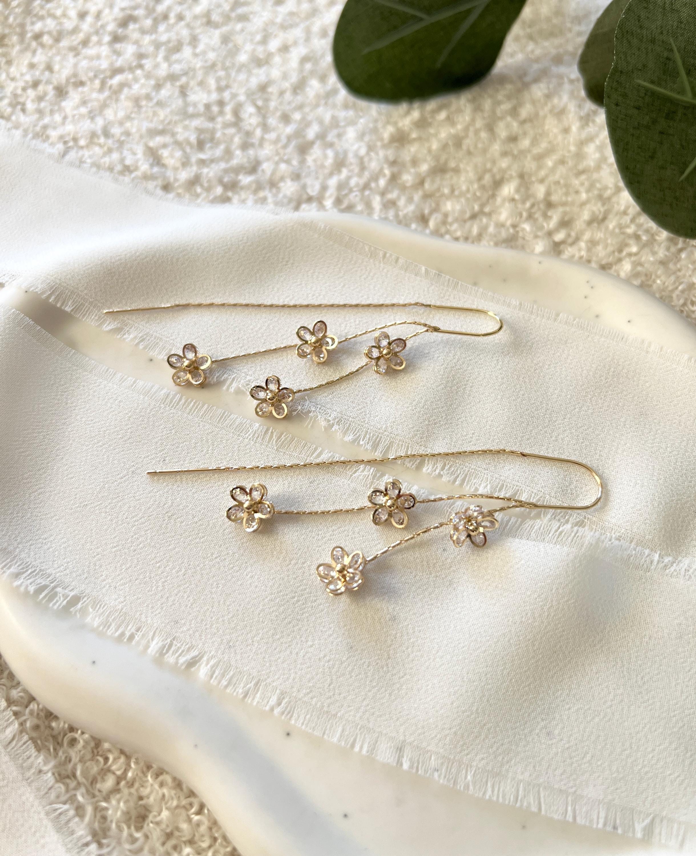 Blüten Ohrringe, Gold, Brautschmuck, lange Hängeohrringe, feiner Schmuck Hochzeit, moderne Standesamt Brautohrringe, funkelnder Ohrschmuck
