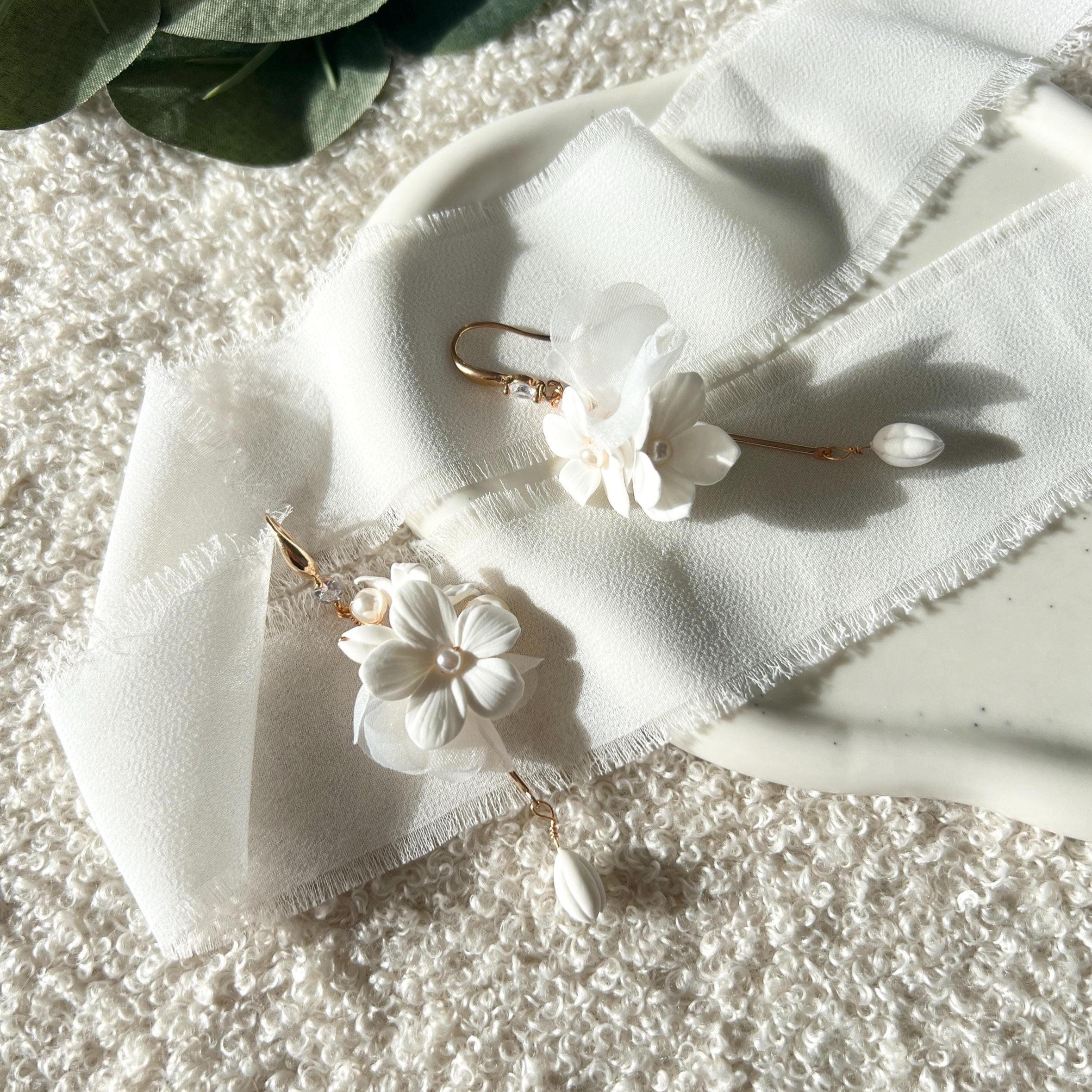 Brautohrringe, Perlen, Weiß und Gold, Blüten, lange Ohrringe mit Blumen und kleinen Perlen, Perlenschmuck, Hängeohrringe, weißer Brautschmuck, Braut, Hochzeit, Schmuck, Accessoire Brautjungfer, Hochzeitsschmuck