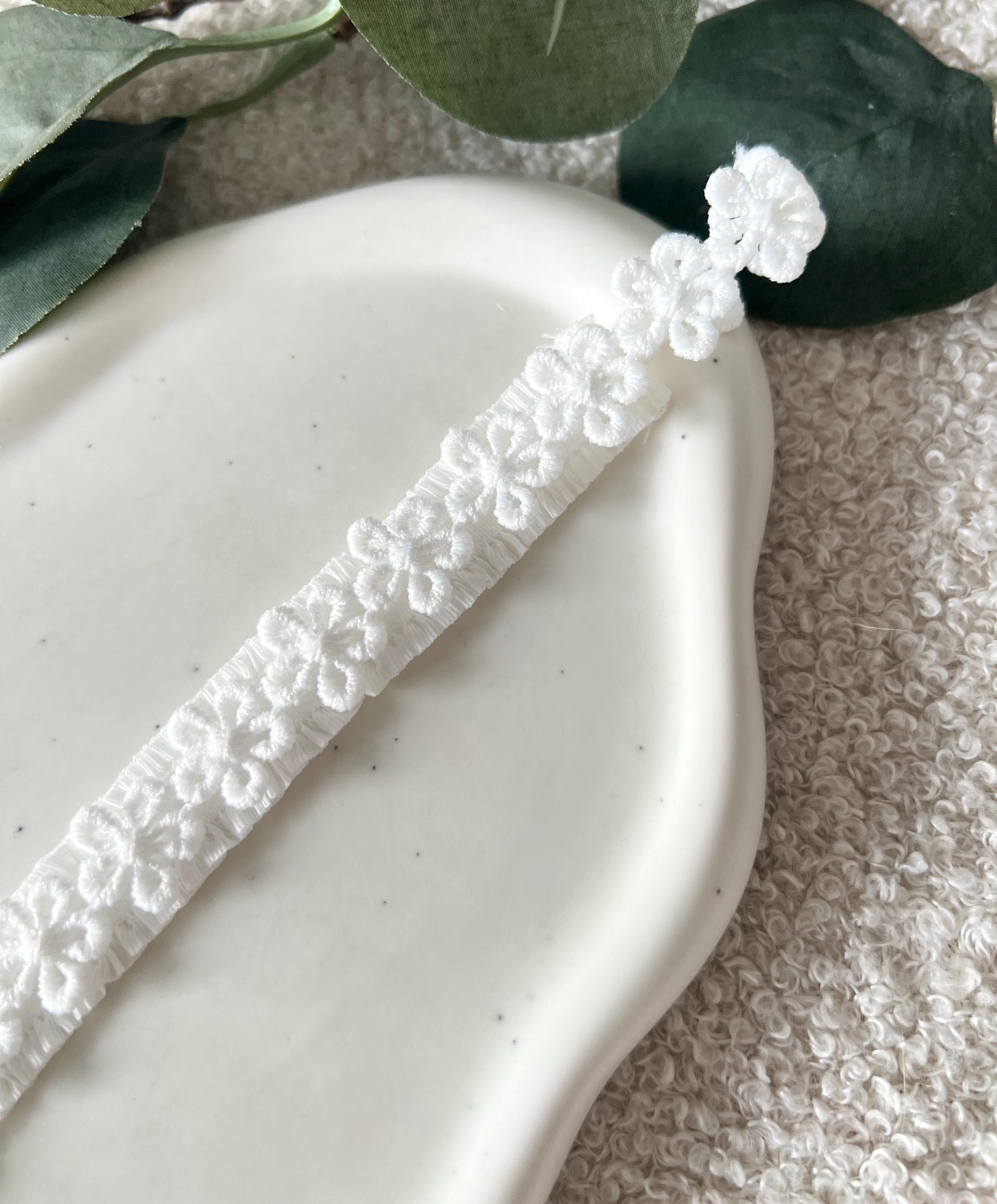 Brautschmuck, Strumpfband, weißes Brautstrumpfband mit Blumen, Spitze, florales Muster, dehnbar, Einheitsgröße, Gummiband, Brautzubehör, Braut, Schmuck Hochzeit, Schmuckbluete