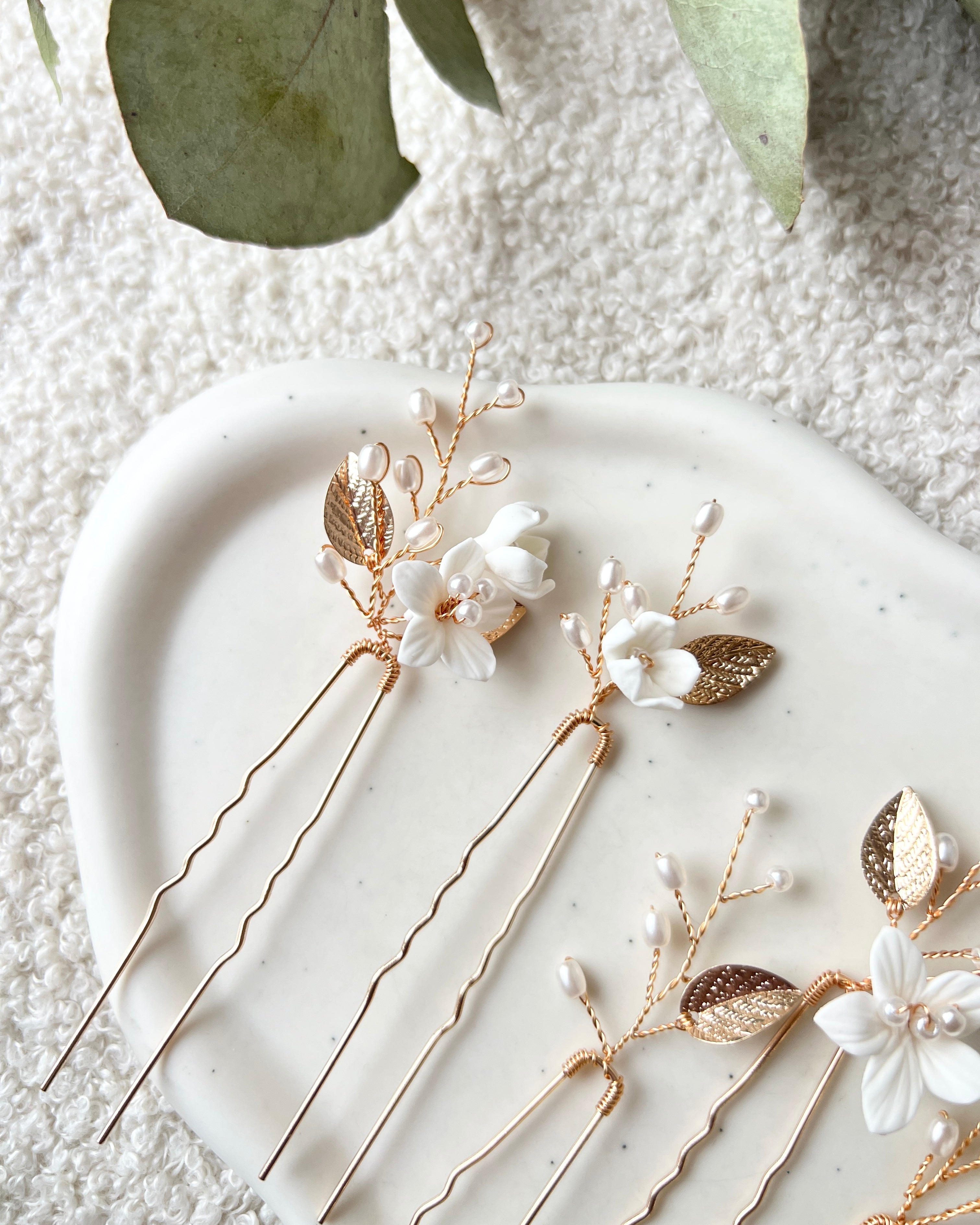 Haarnadeln mit zarten Blüten und weißen Perlen, Set 6 Stück, Brautschmuck fuer die Haare, Haarschmuck für die Hochzeit, hochwertiger Brauthaarschmuck, Perlenschmuck mit Blumen, Frisur Brautjungfer und Trauzeuginnen, elegante Haarspangen