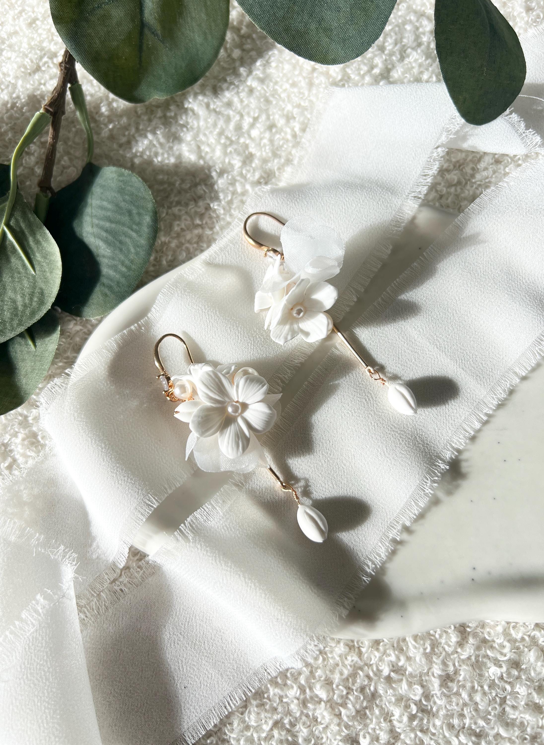 Brautohrringe, Perlen, Weiß und Gold, Blüten, lange Ohrringe mit Blumen und kleinen Perlen, Perlenschmuck, Hängeohrringe, weißer Brautschmuck, Braut, Hochzeit, Schmuck, Accessoire Brautjungfer, Hochzeitsschmuck