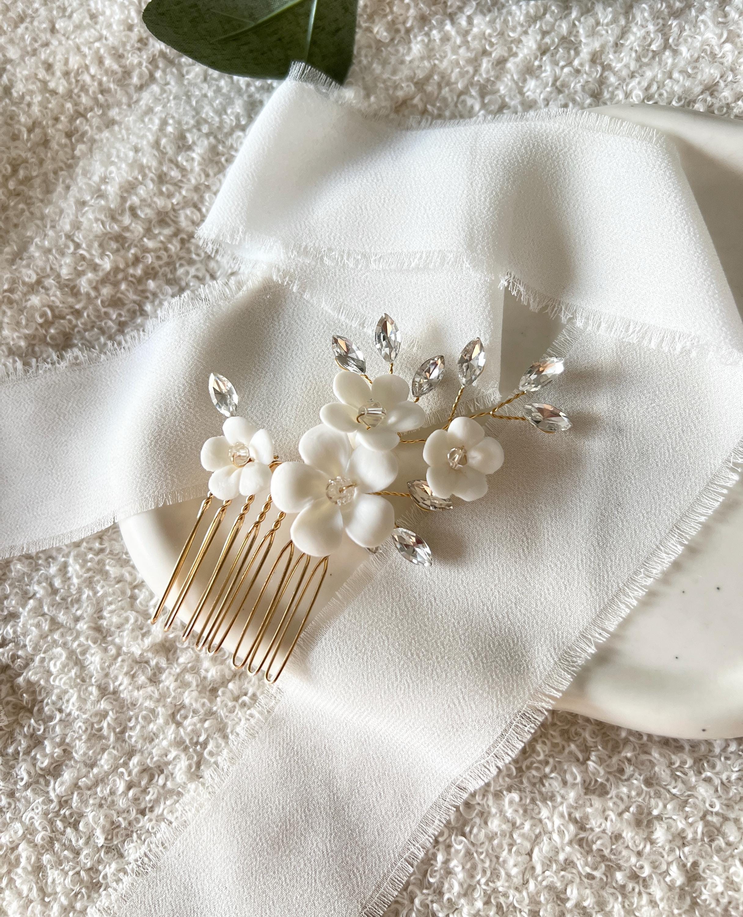 Haarkamm, Gold, weiße Blumen, goldener Schmuck Hochzeit, Keramikblüten, glänzende Strasssteine, transparente Perlen, Haarschmuck Brautjungfer, Brautschmuck, Schmuckbluete