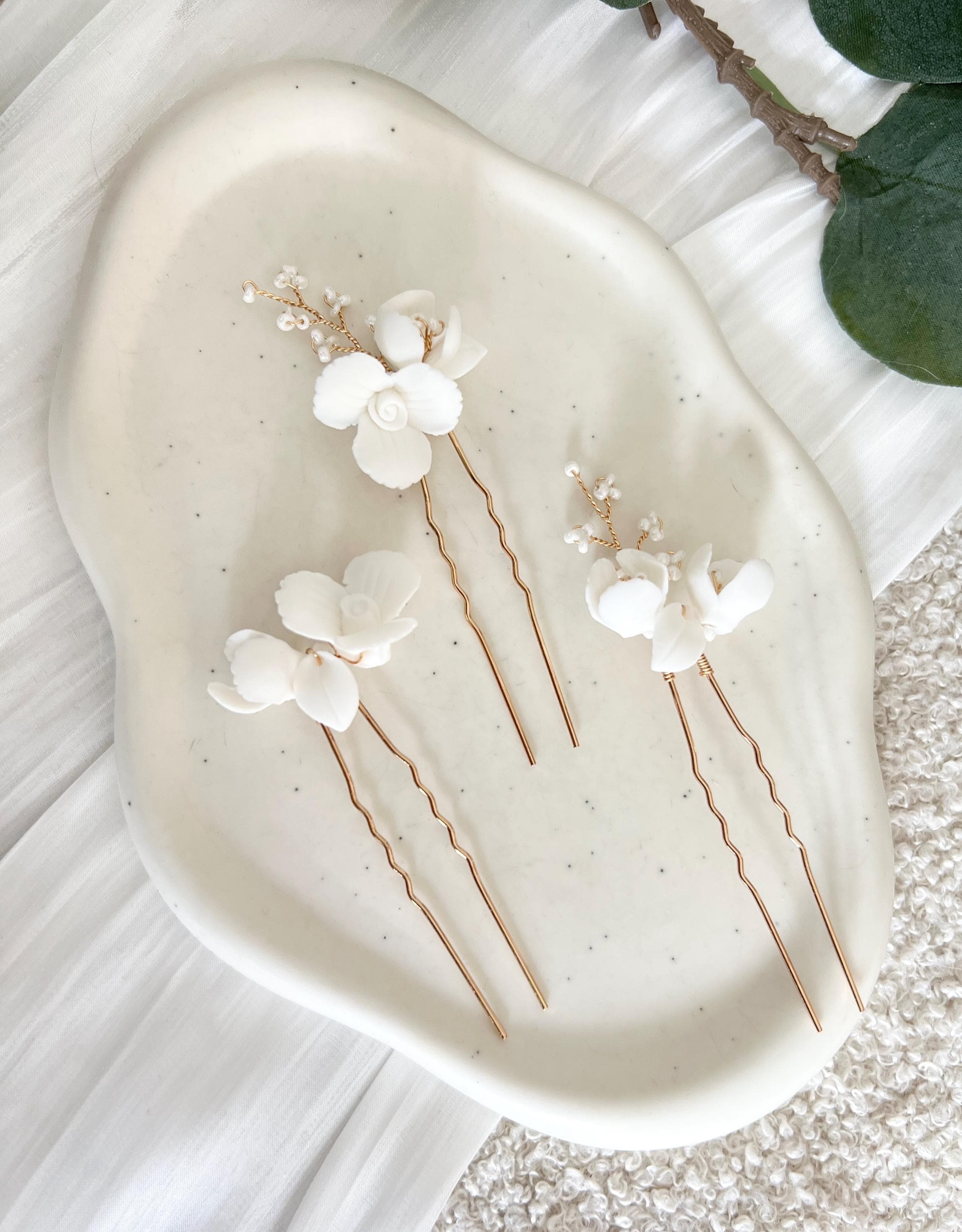 Haarnadeln, 3 Stück, Brautset, Gold, weiße Perlen, Couture-Blüten, Keramikblumen, weiße Blumen, Brautschmuck, Hochzeit, feiner Haarschmuck, Perlenschmuck, Brautjungfer, Schmuck Hochzeit