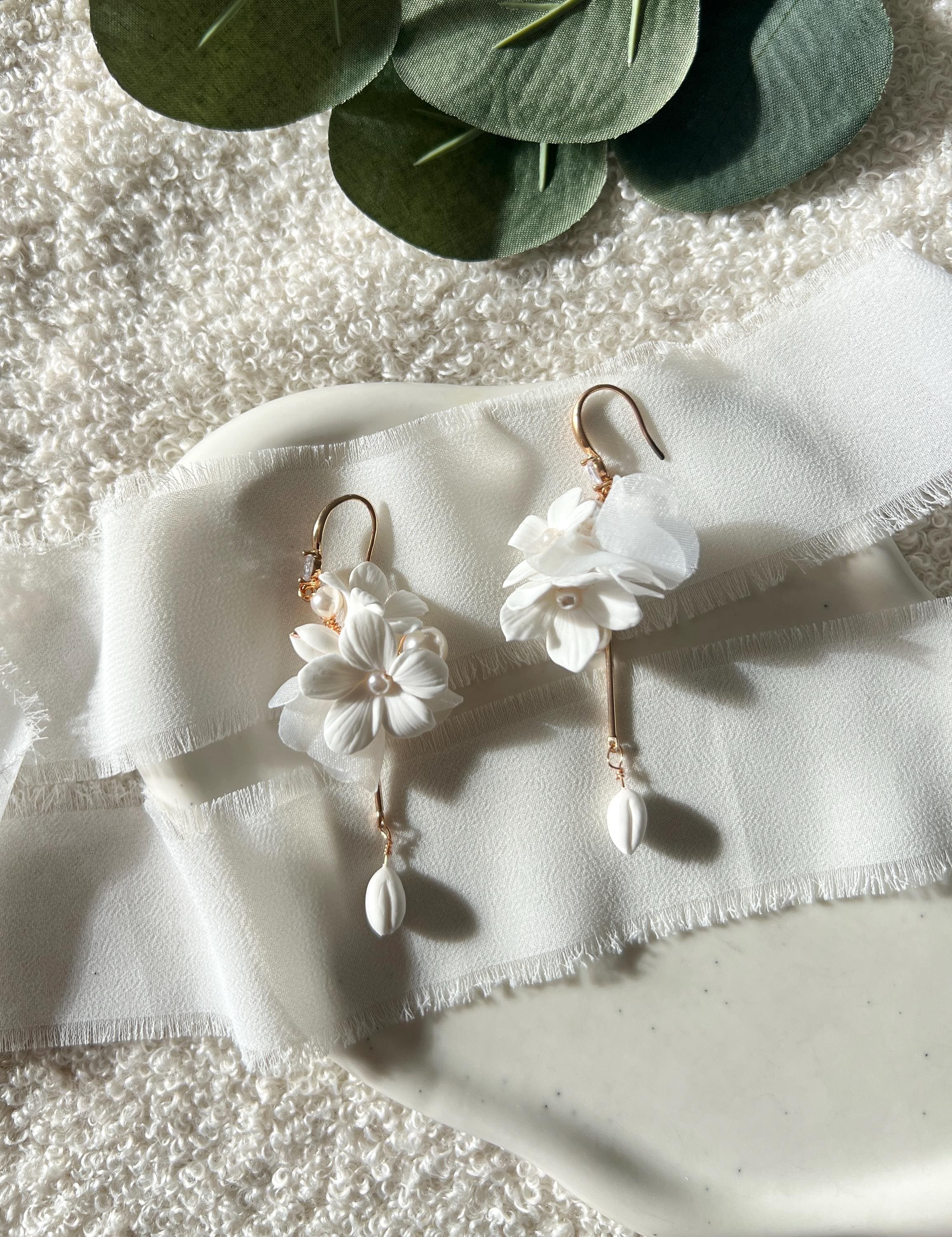 Brautohrringe, Perlen, Weiß und Gold, Blüten, lange Ohrringe mit Blumen und kleinen Perlen, Perlenschmuck, Hängeohrringe, weißer Brautschmuck, Braut, Hochzeit, Schmuck, Accessoire Brautjungfer, Hochzeitsschmuck