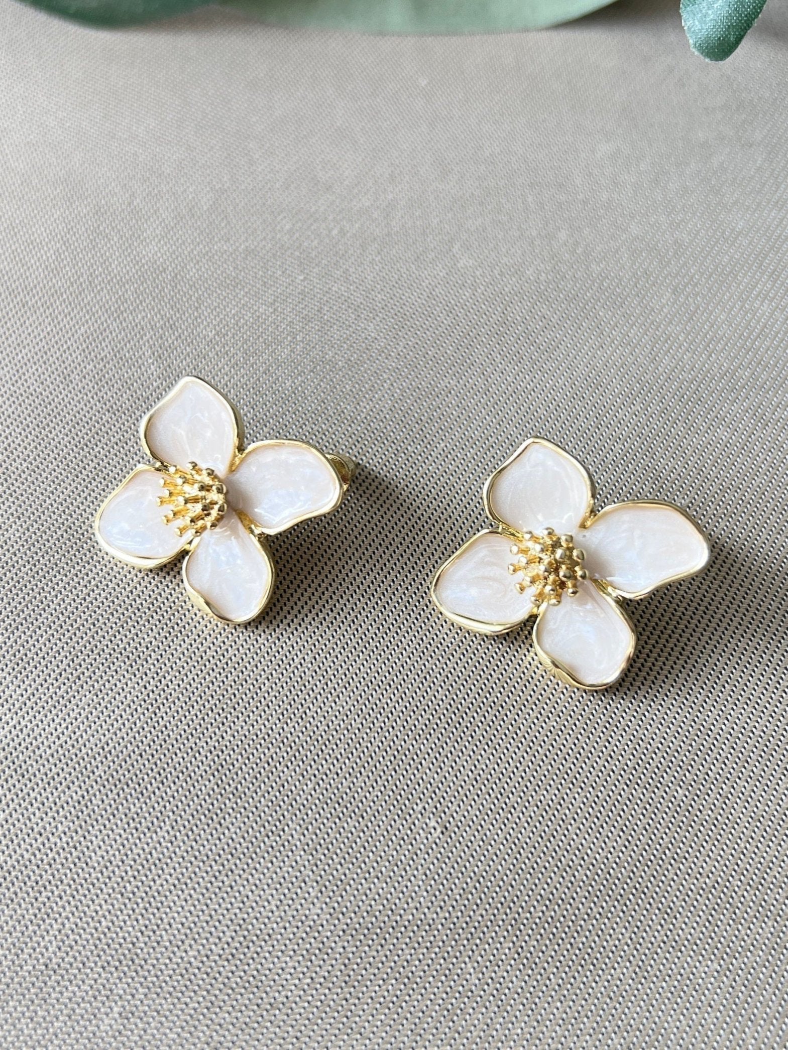 Blüten Ohrringe, gold, creme-perlmutt, Ohrstecker Braut, Trauzeugin, Brautjungfern, Brautschmuck, Brautohrringe, Hochzeit-Ohrringe-Schmuckblüte
