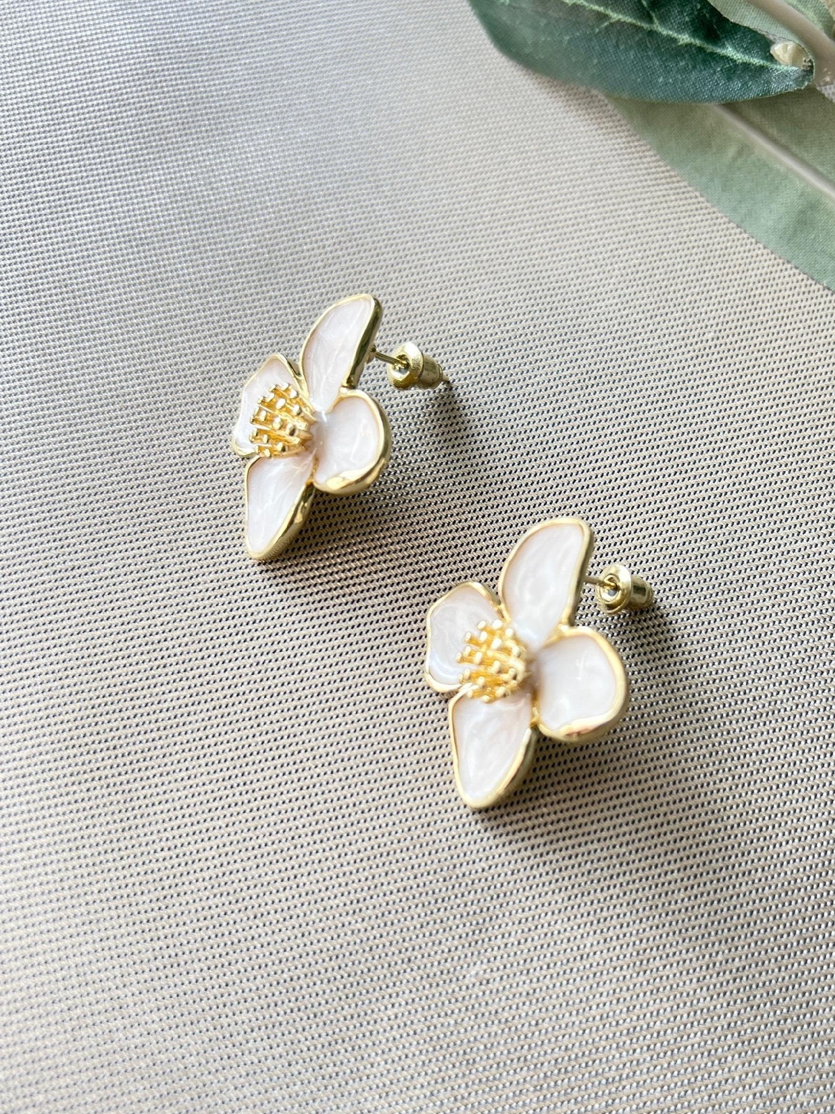 Blüten Ohrringe, gold, creme-perlmutt, Ohrstecker Braut, Trauzeugin, Brautjungfern, Brautschmuck, Brautohrringe, Hochzeit-Ohrringe-Schmuckblüte