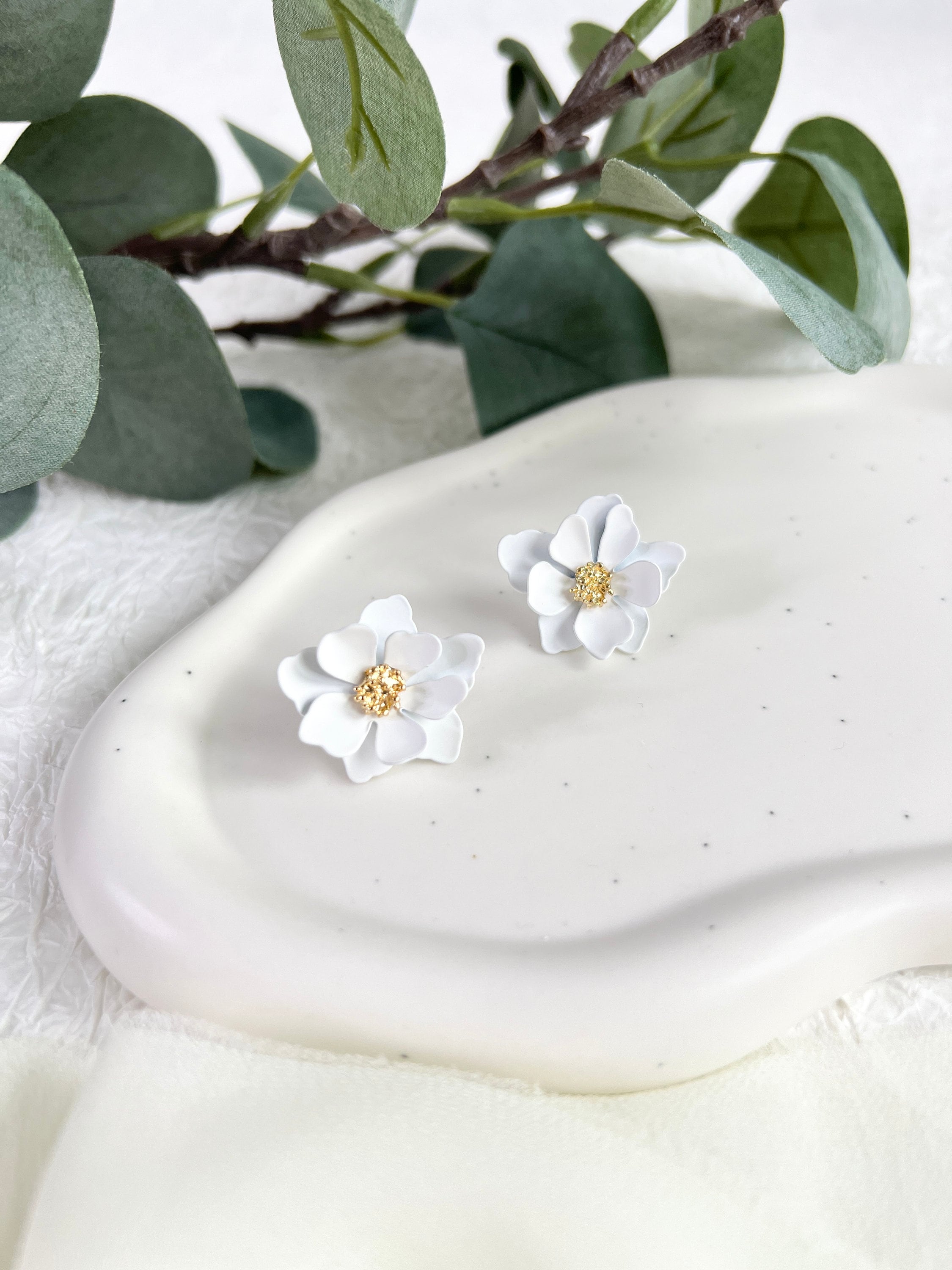 Ohrringe Blüten, Brautohrringe, Weiß und Gold, Ohrstecker, Brautschmuck, Hochzeit Braut,-Ohrringe-Schmuckblüte