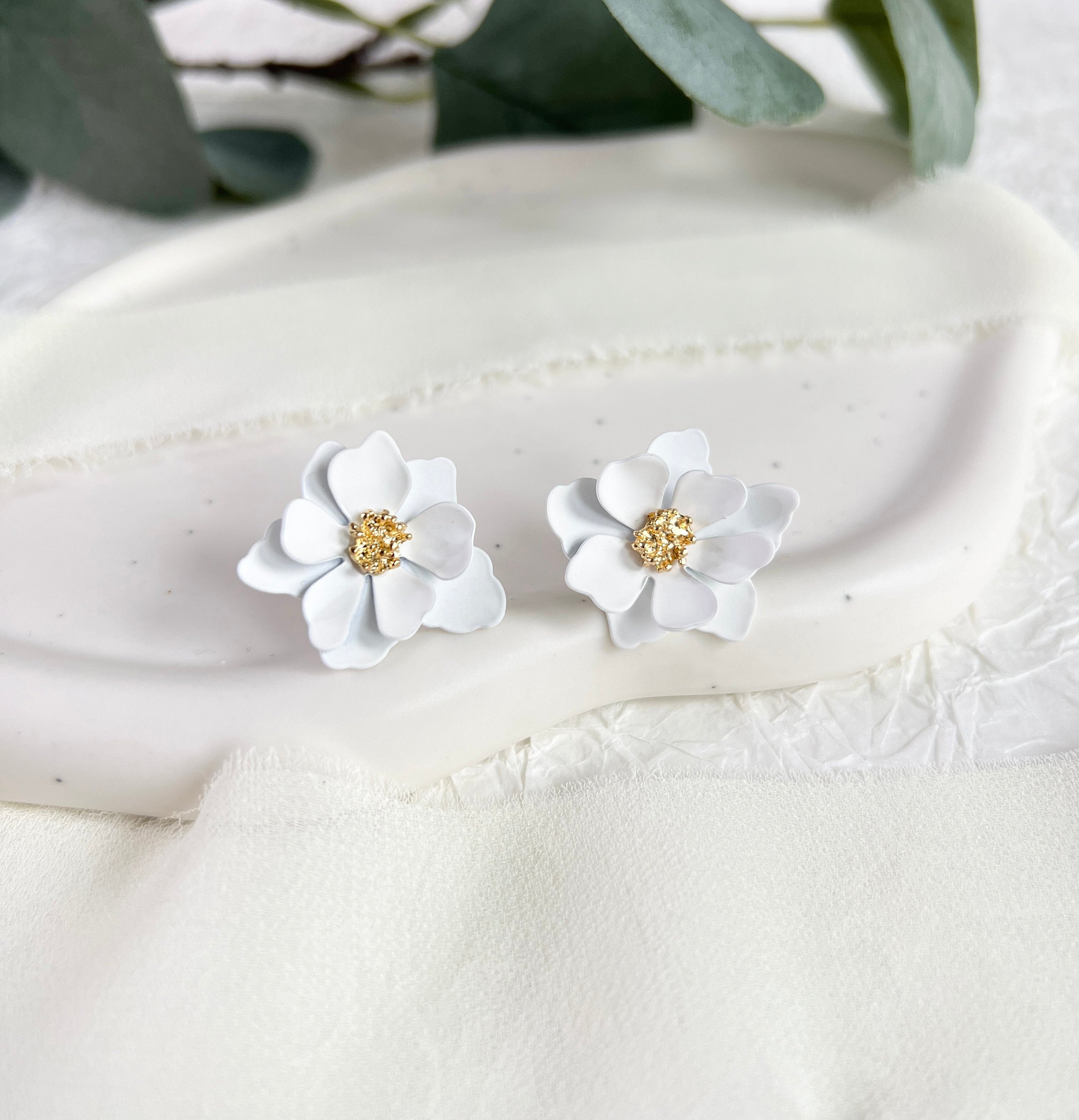 Ohrringe Blüten, Brautohrringe, Weiß und Gold, Ohrstecker, Brautschmuck, Hochzeit Braut,-Ohrringe-Schmuckblüte