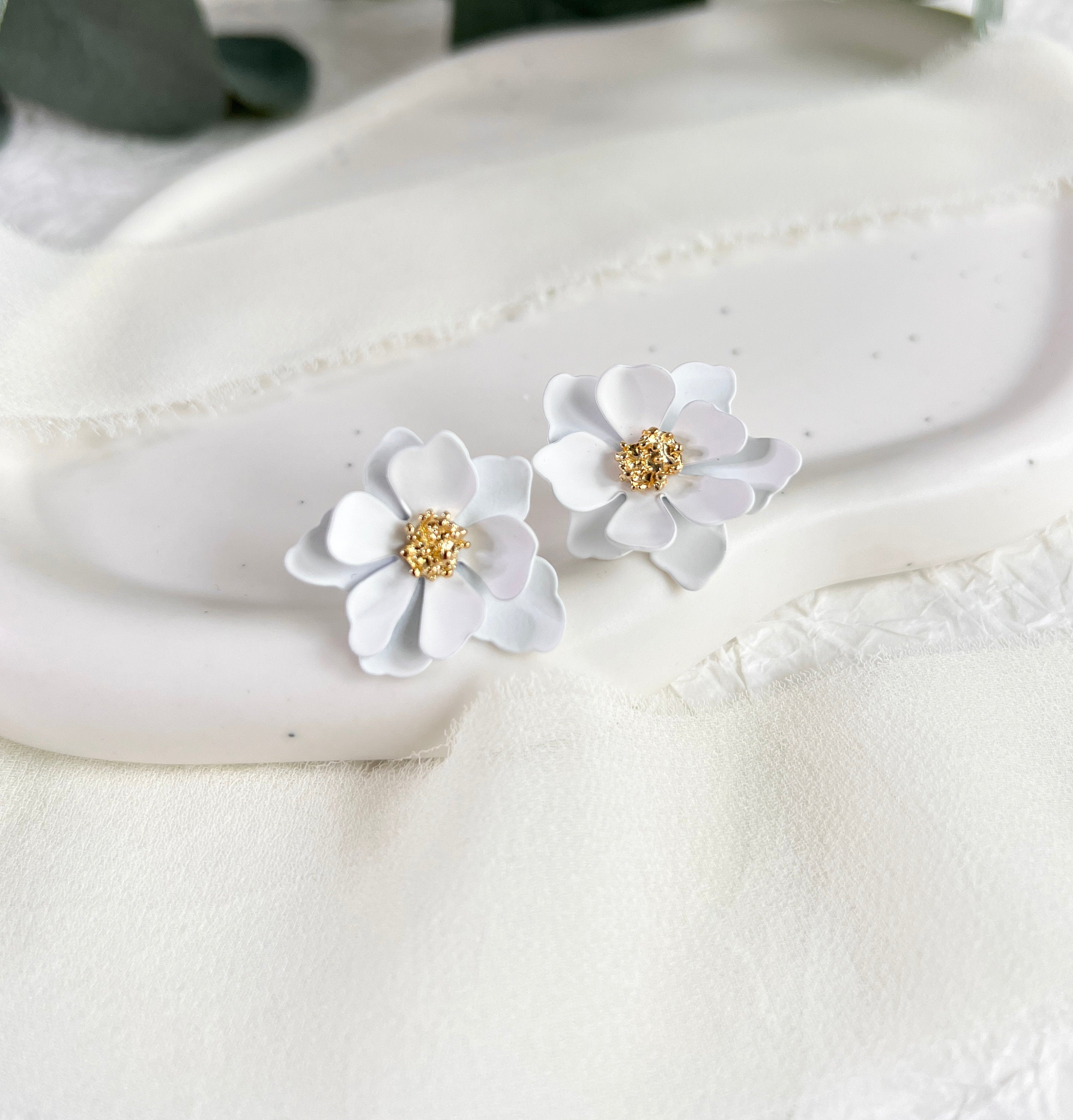 Ohrringe Blüten, Brautohrringe, Weiß und Gold, Ohrstecker, Brautschmuck, Hochzeit Braut,-Ohrringe-Schmuckblüte